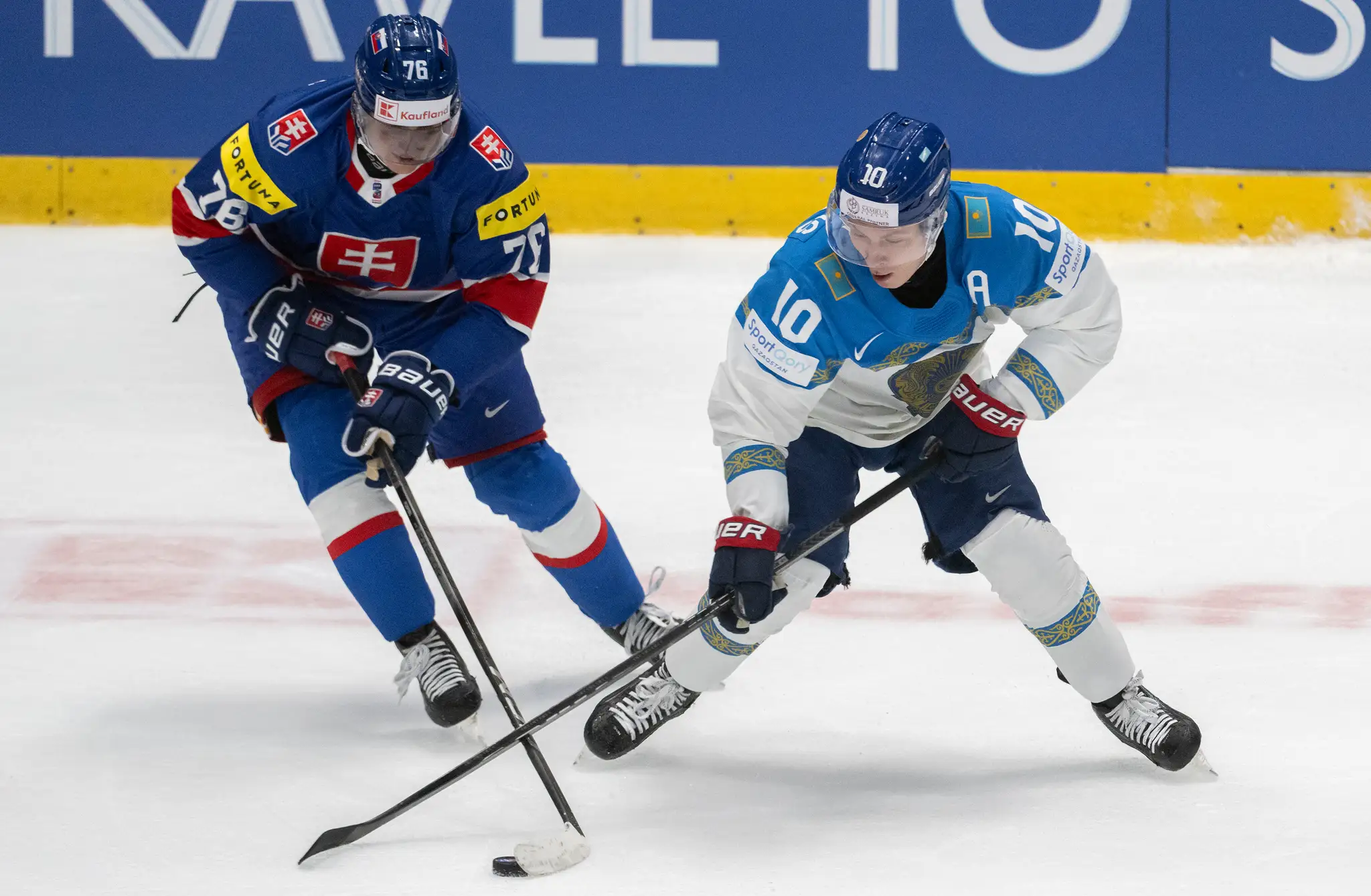 Na snímke vľavo slovenský hokejista Martin Pospíšil a vpravo Nikita Michailis (Kazachstan).