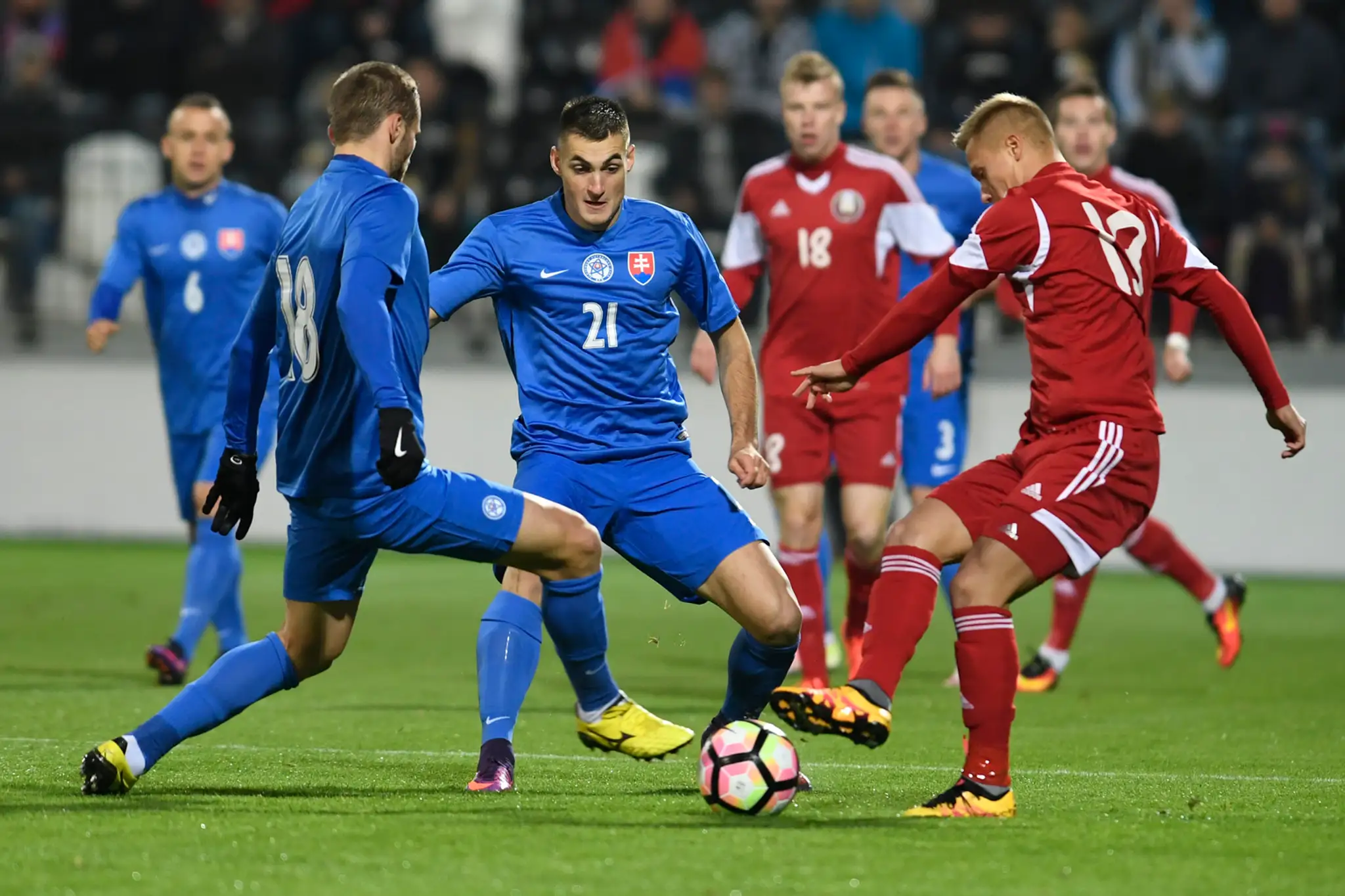 Zľava Pavol Šafranko, Matúš Bero a Bielorus Pavel Nazarenko v dueli kvalifikácie ME 2017 reprezentácií do 21 rokov.