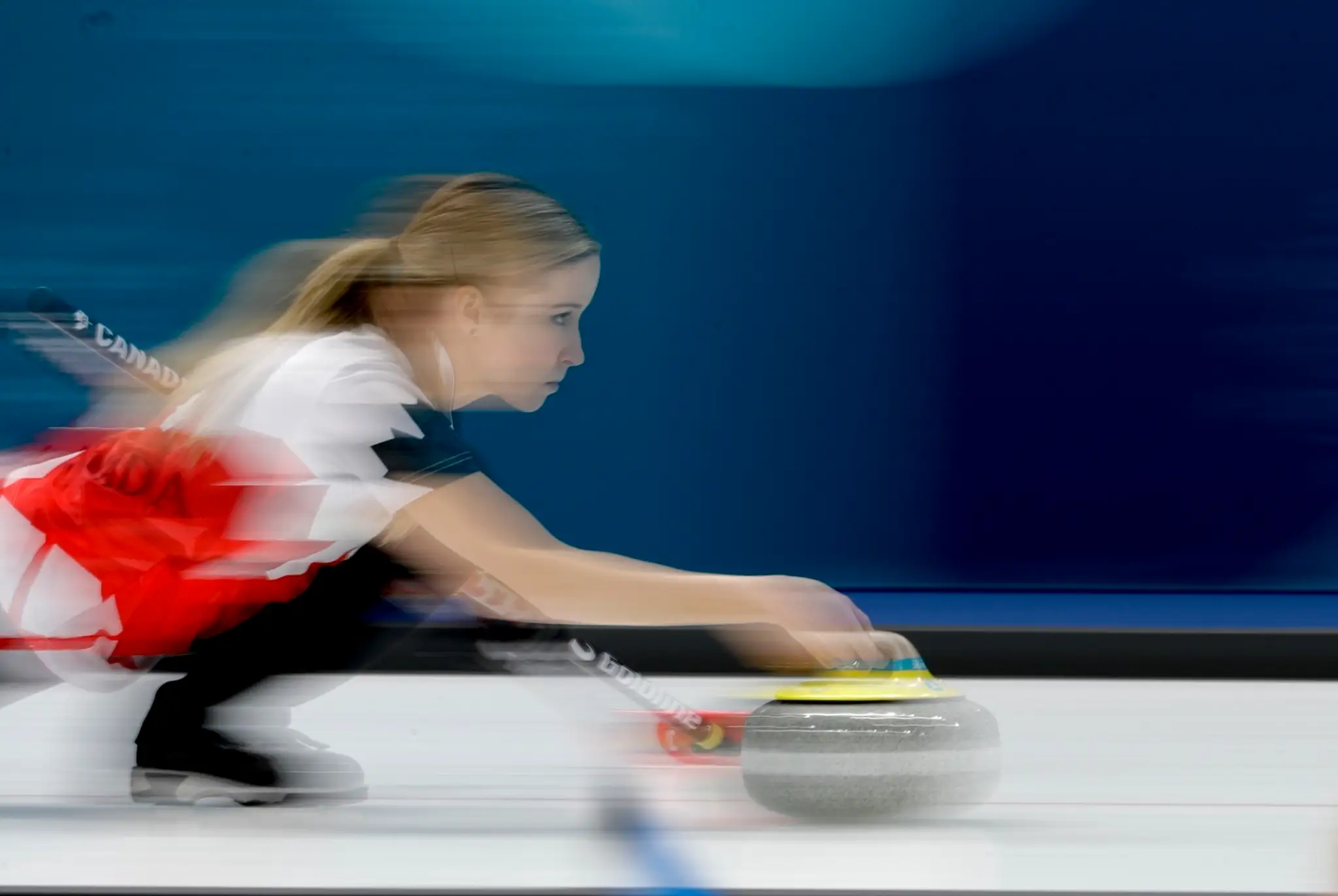 Kanadská curlerka Kaitlyn Lawes v akcii.