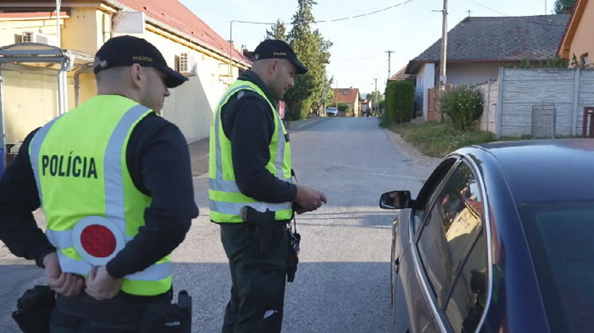 Na snímke policajná hliadka, ktorá zastavuje vodičov a dáva im fúkať.