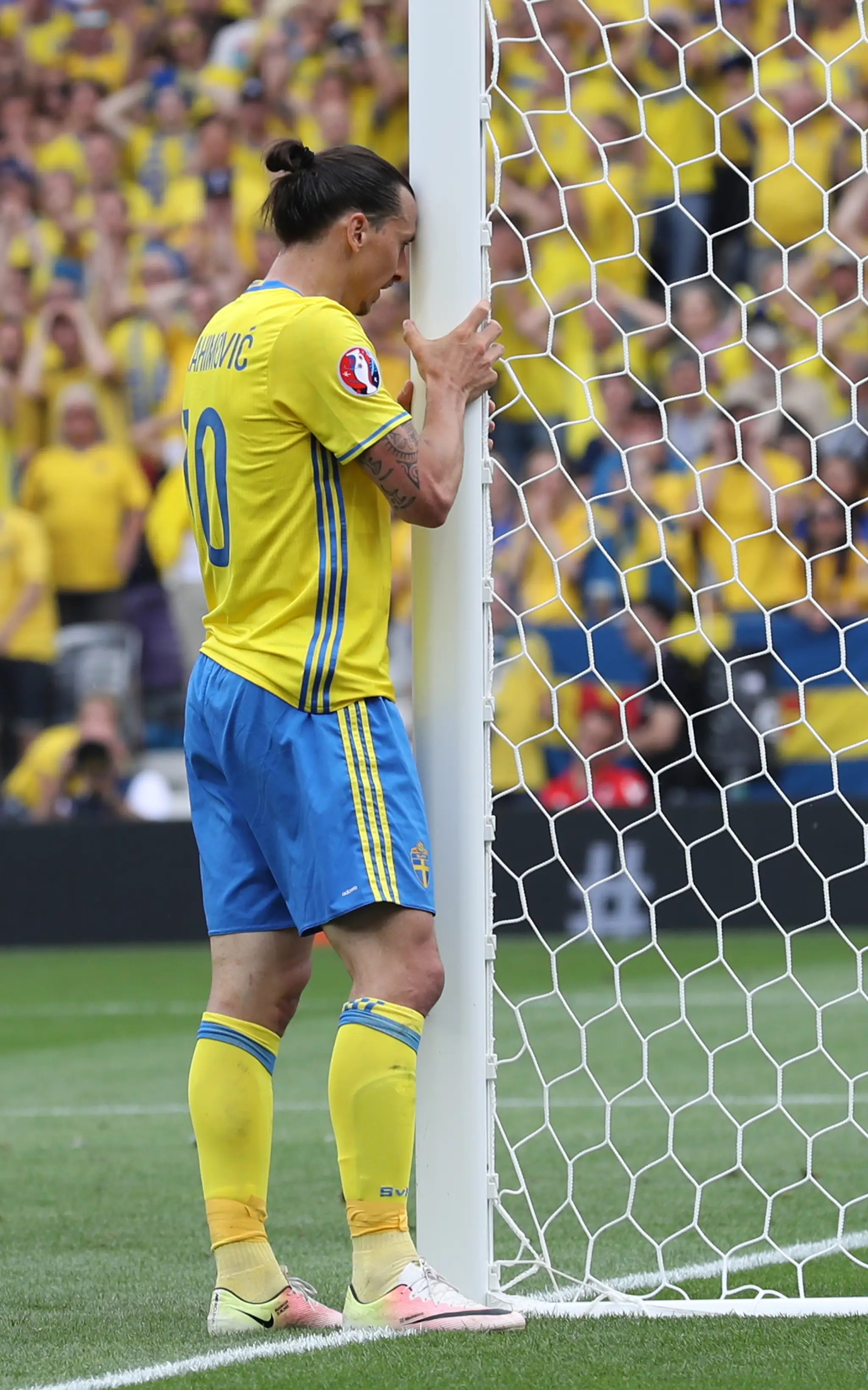 Zlatan Ibrahimovič si búcha hlavu o žrď po zahodenej šanci proti Taliansku na ME vo Francúzsku.