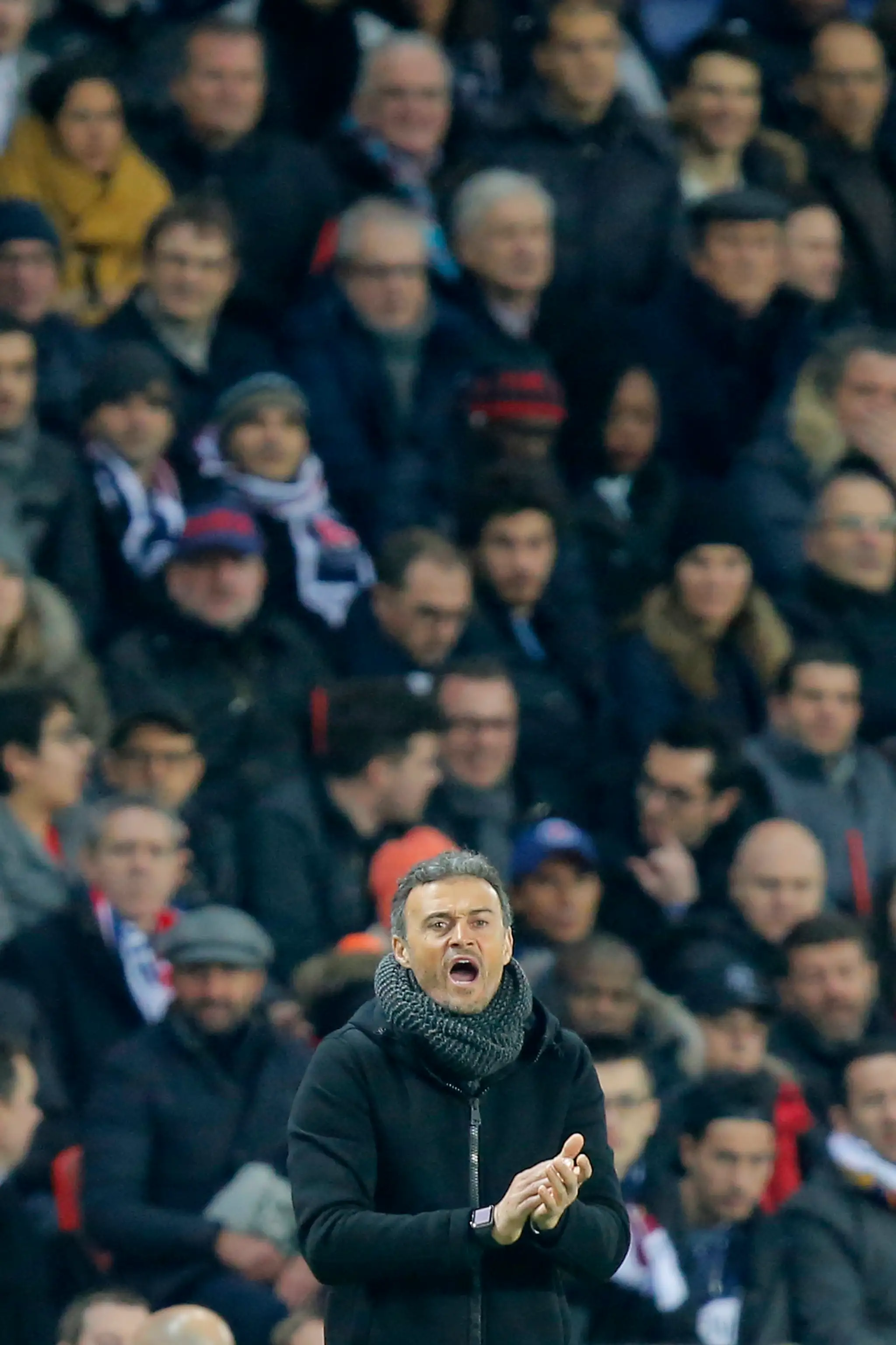 Kouč Barcelony Luis Enrique koordinuje svojich hráčov v osemfinále LM proti PSG.