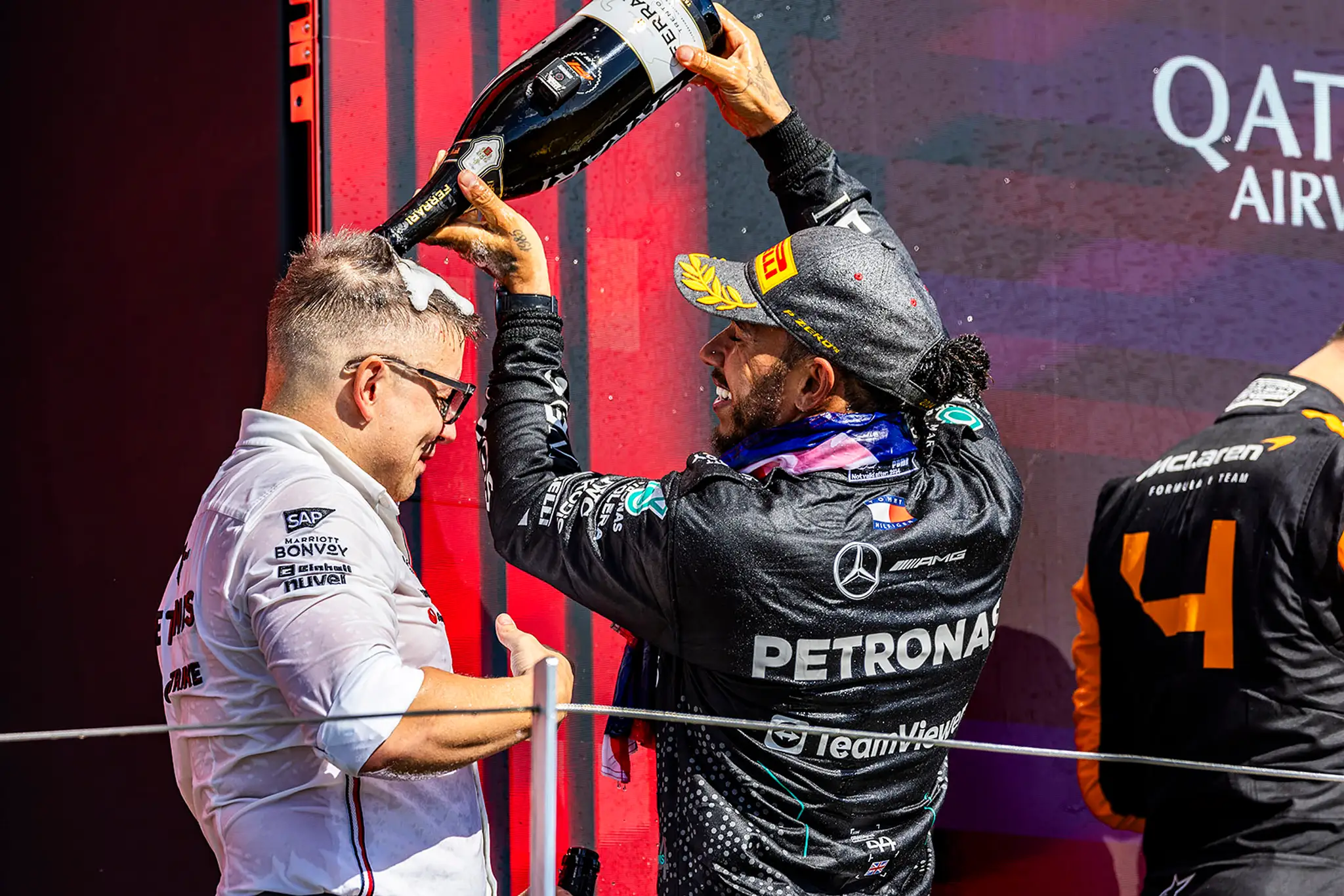 Lewis Hamilton oslavoval triumf aj s pretekovým inžinierom Petrom Bonningtonom.