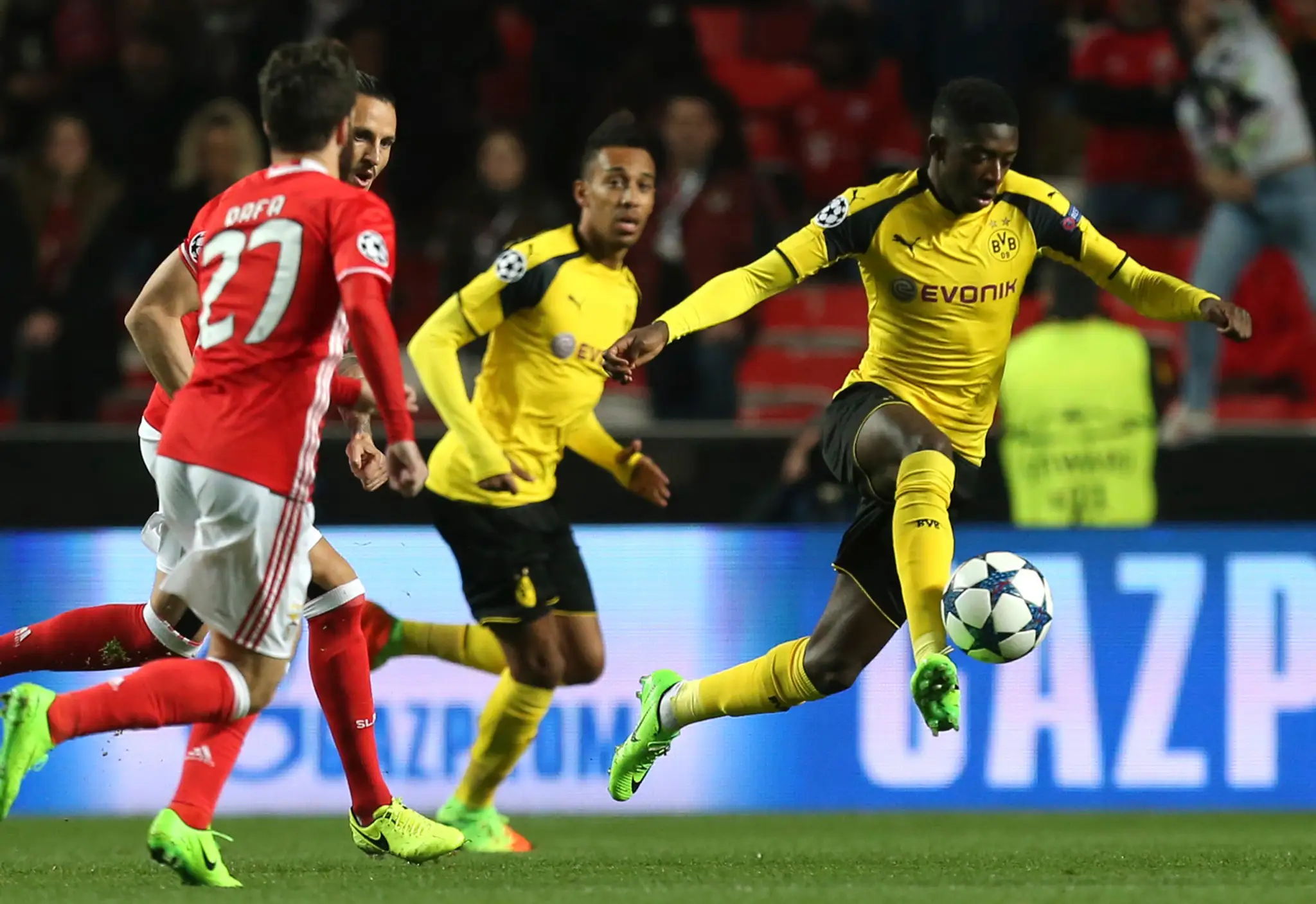 Hviezdička Dortmundu Ousmane Dembélé spracováva loptu v dueli osemfinále LM na pôde Benficy.