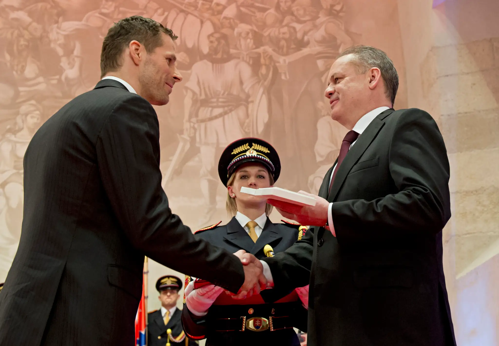 Michal Handzuš preberá Medailu prezidenta SR z rúk Andreja Kisku.