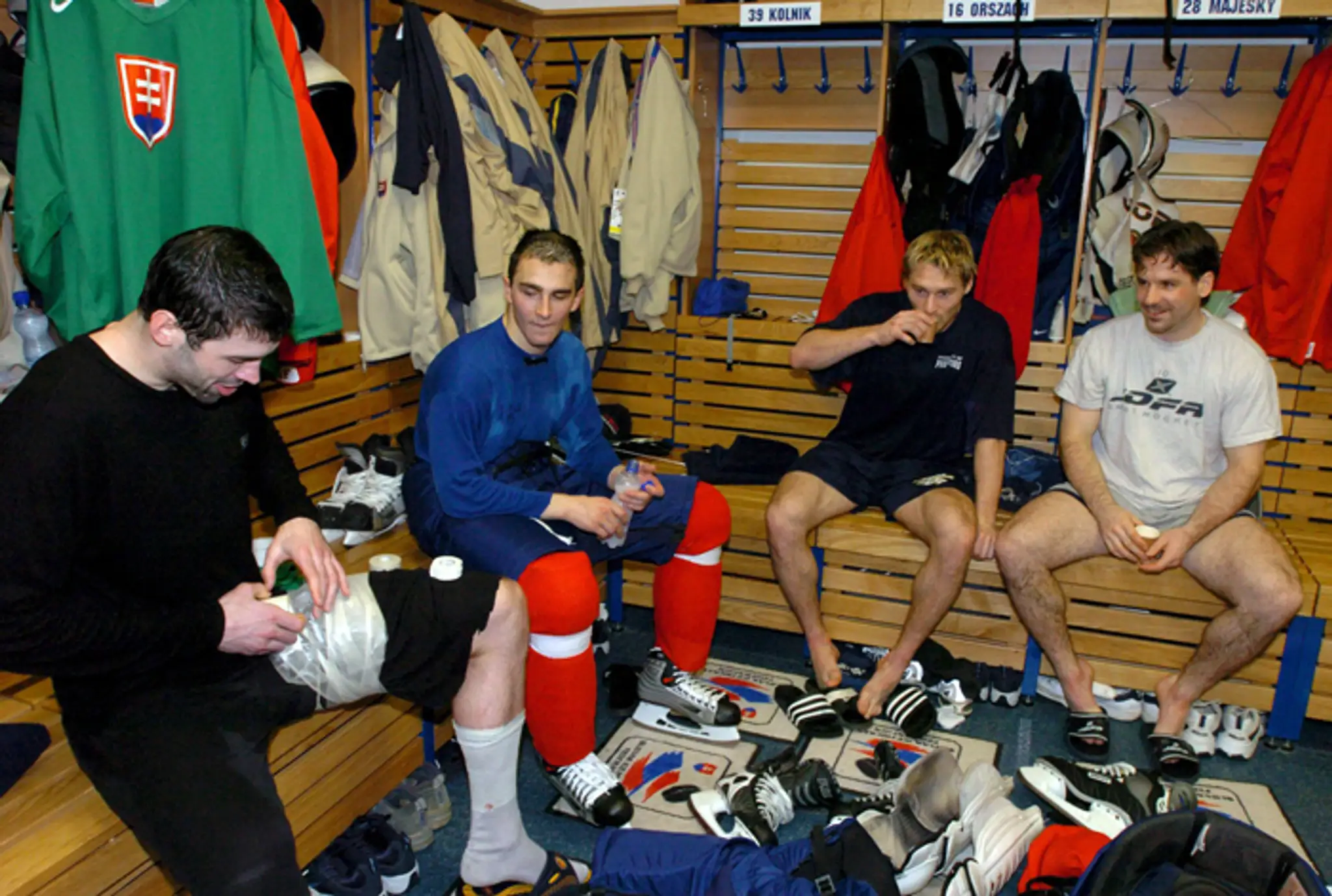 Na snímke z 24. apríla 2004 zľava Ivan Majeský, Dominik Graňák, Vladimír Országh a Rastislav Pavlikovský na MS v Ostrave.