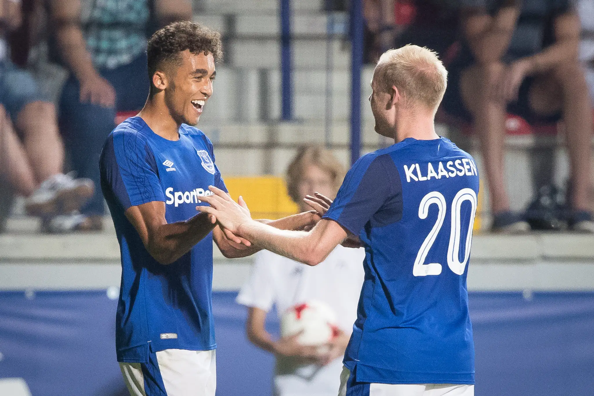 Vľavo Dominic Calvert-Lewin oslavuje svoj gól, vpravo jeho spoluhráč z Evertonu Davy Klassen v predkole EL proti Ružomberku.