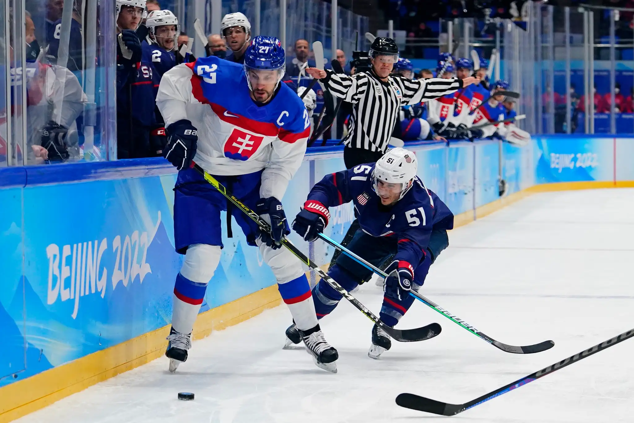 Zľava Marek Hrivík a Američan Andy Miele vo štvrťfinále ZOH 2022.