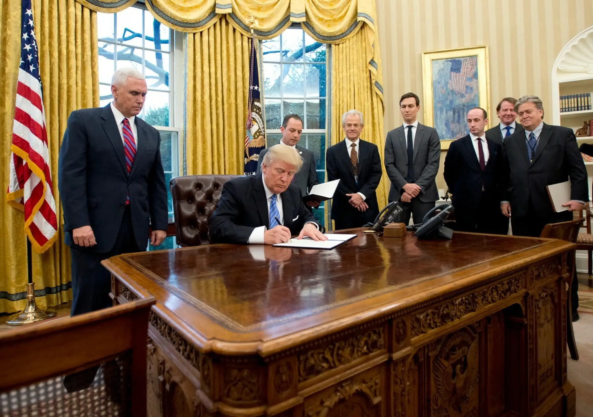 Donald Trump servíruje v Bielom dome svoje obľúbené jedlo z McDonald’s pri sledování finále ligy amerického fotbalu.