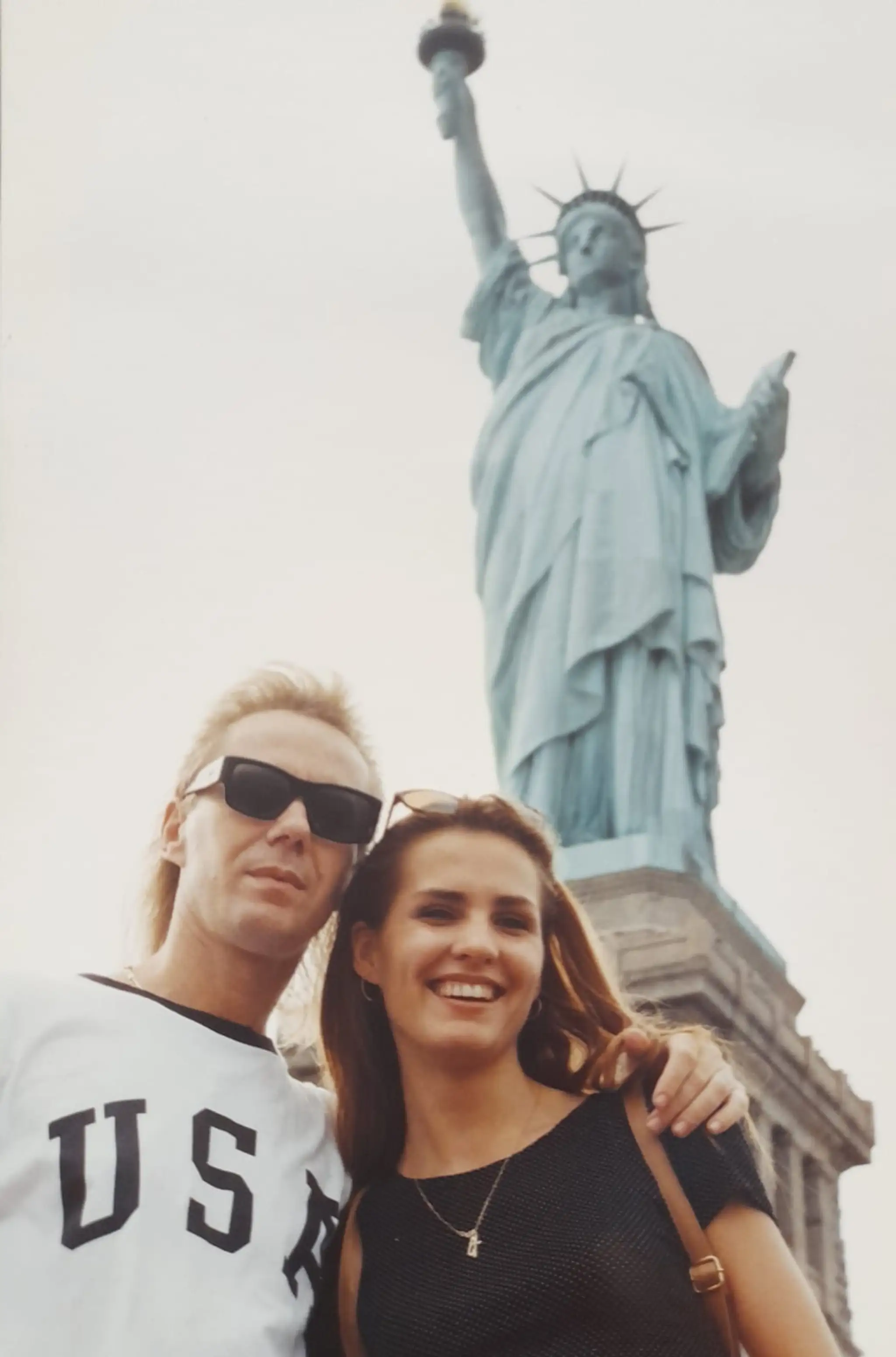 Kamaráti. Joe Borbély a šarmantná Iveta Jankularová, MISS Slovensko 1995, pod Sochou slobody.