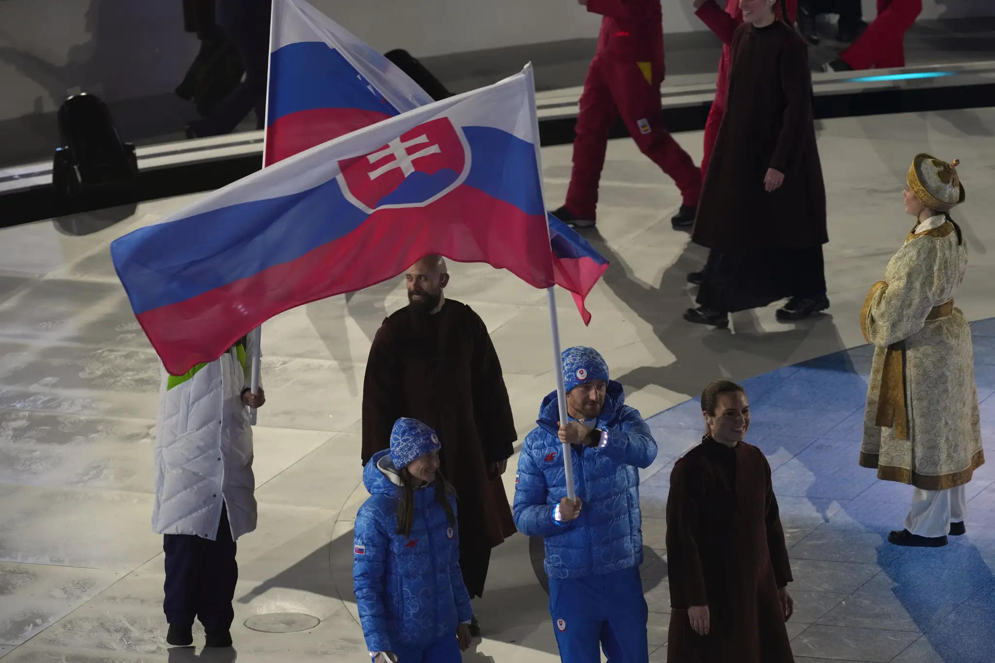 Na snímke slovenskí skialpinisti Jakub Šiarnik a Rebeka Cullyová so slovenskou vlajkou počas záverečného ceremoniálu.