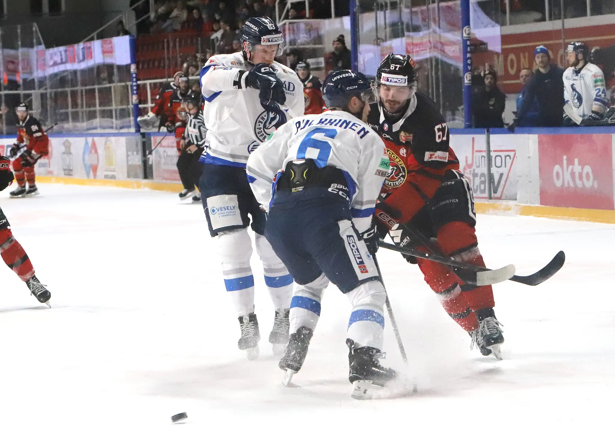 Na snímke v popredí Teemu Pulkkinen (Poprad) a Matthew Wedman (Banská Bystrica).
