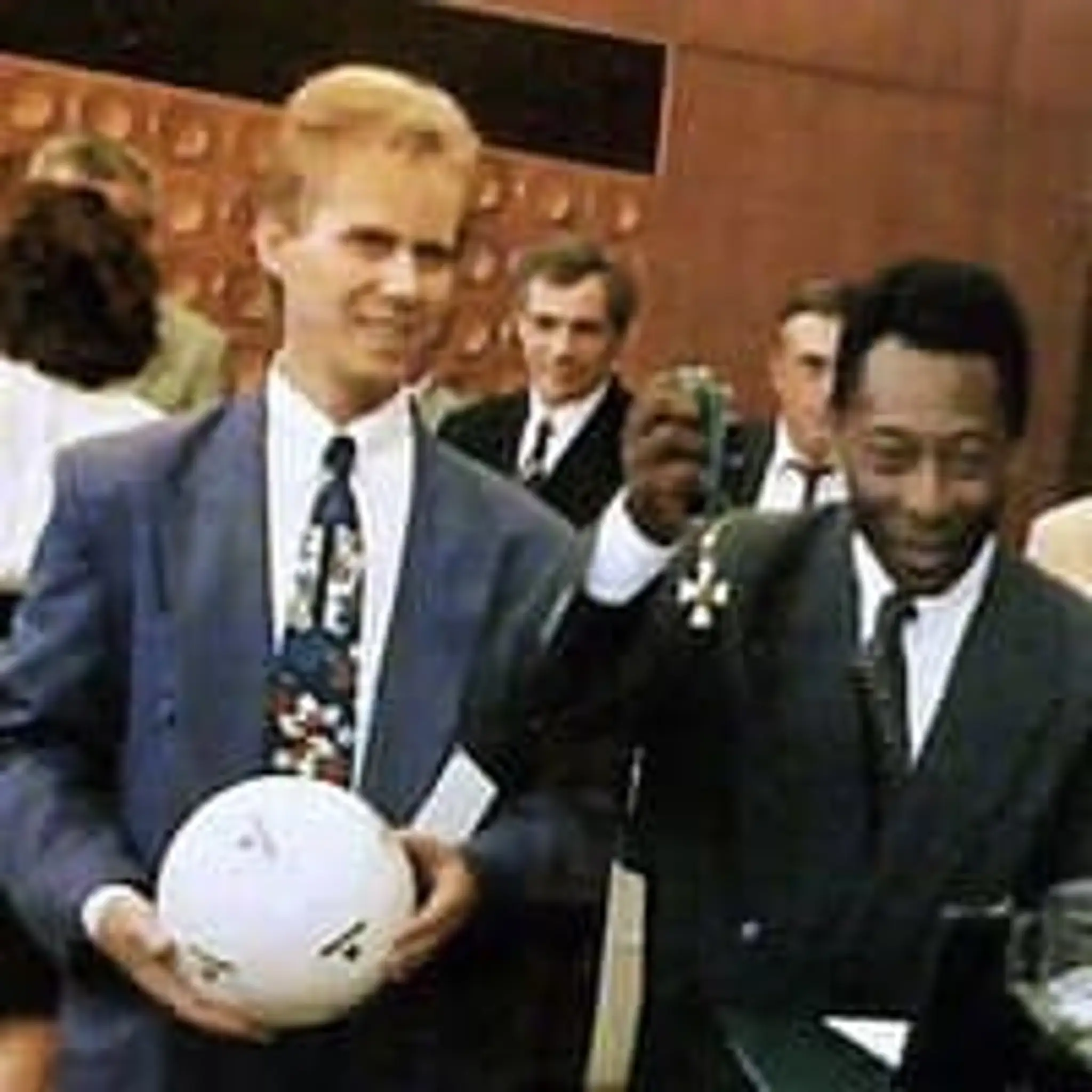 Pelé preberá najvyššie maďarské štátne vyznamenanie od prezidenta Árpáda Göncza. Po pravici jeho manažér Joe Borbély.