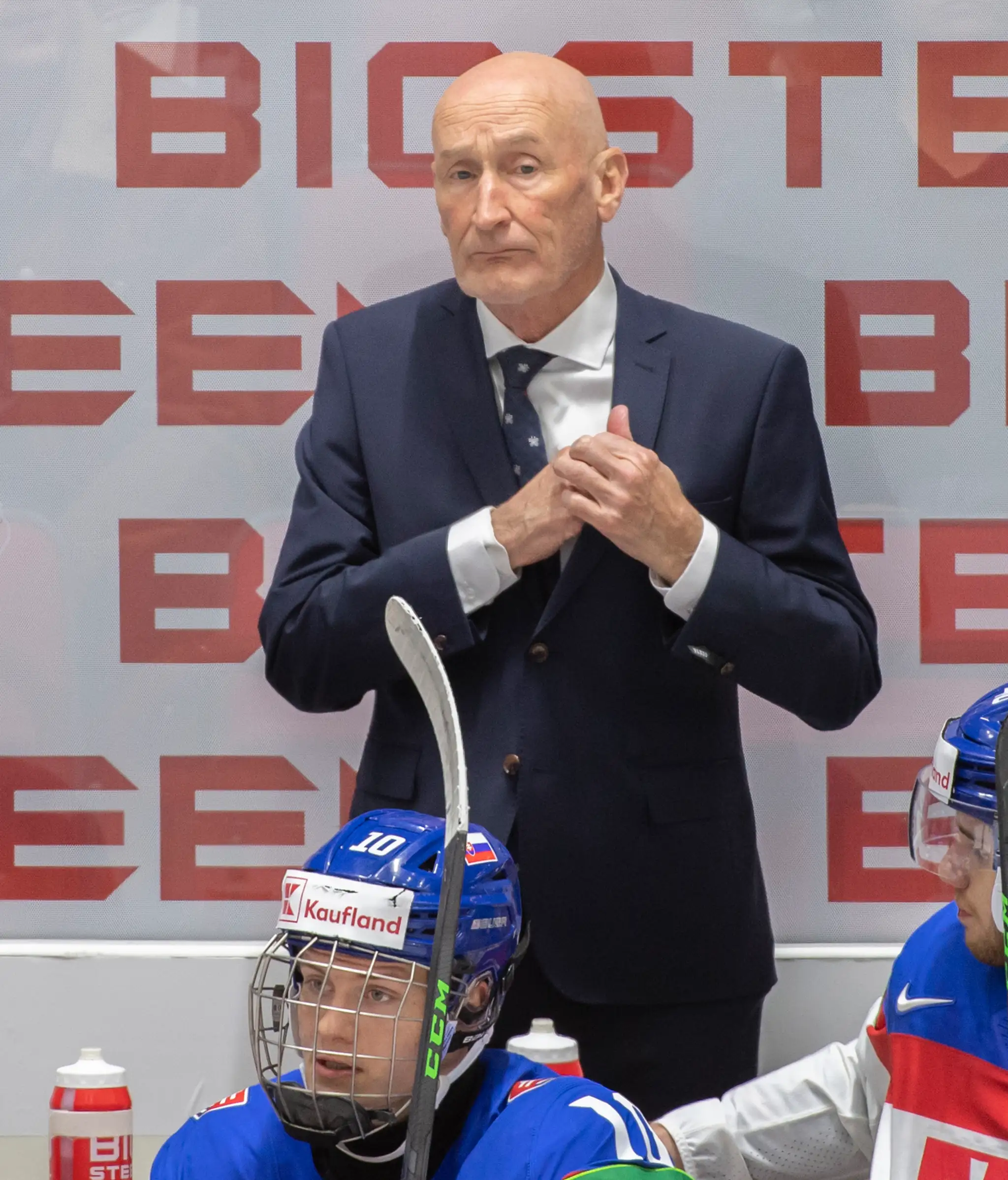 Tréner slovenských hokejistov Craig Ramsay po inkasovanom góle v zápase s Kazachstanom na MS 2022.