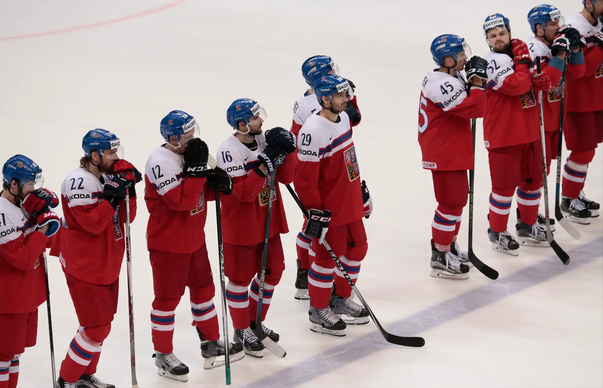 Zarmútení českí hokejisti po prehre 1:2 nad výberom USA po samostatných nájazdoch vo štvrťfinále MS v Rusku.