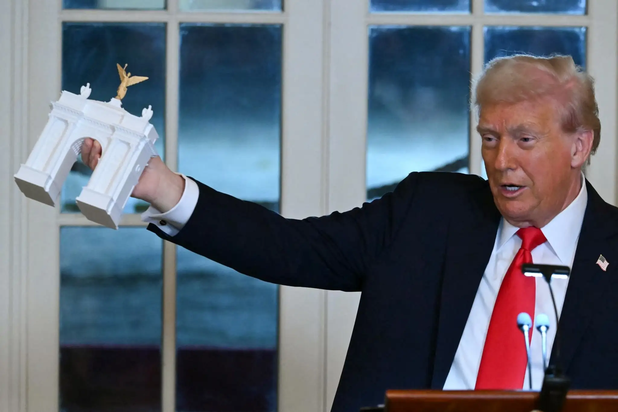 Donald Trump s maketou „The Independence Arch“.