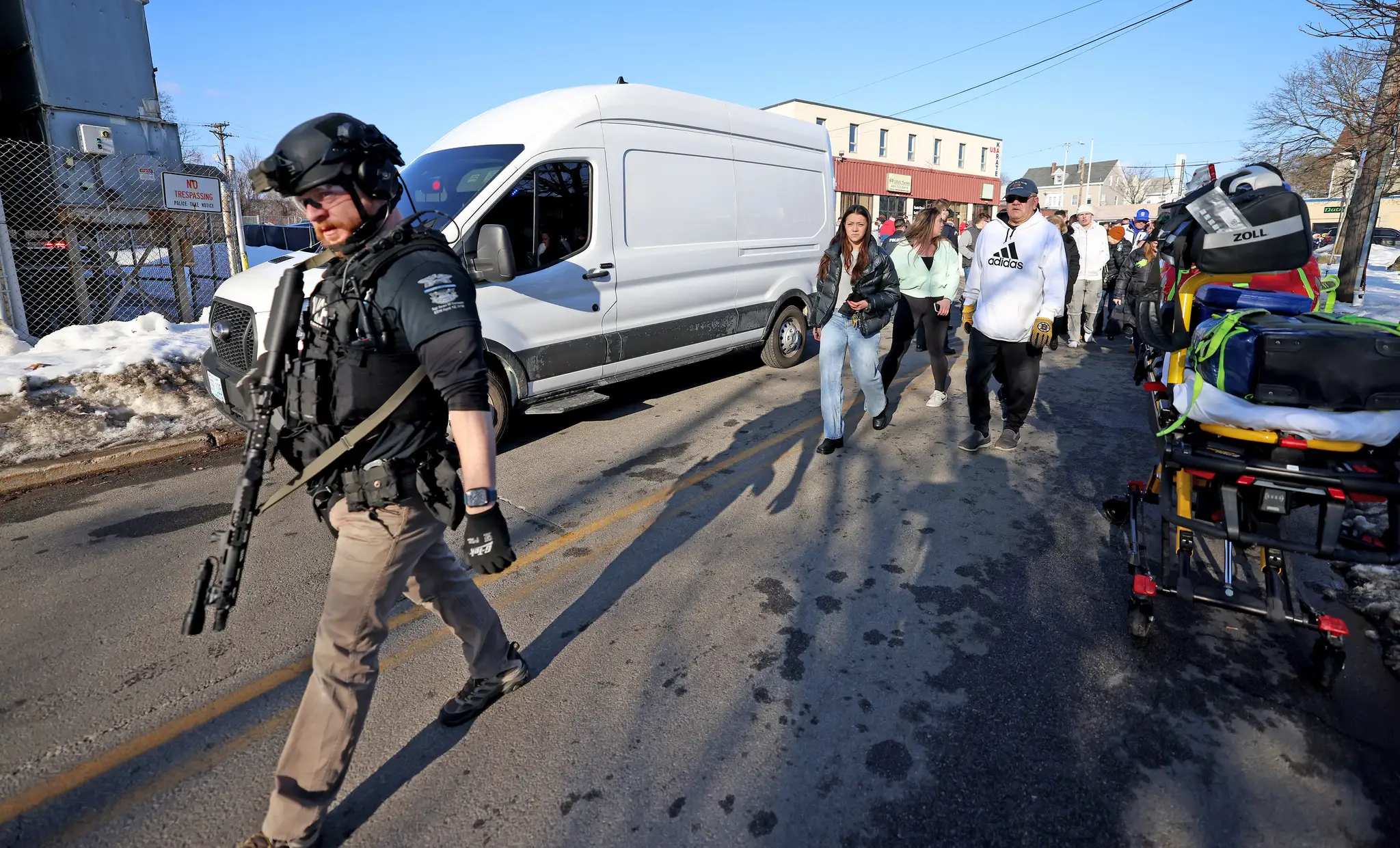 Svedkovia kráčajú za policajtom.