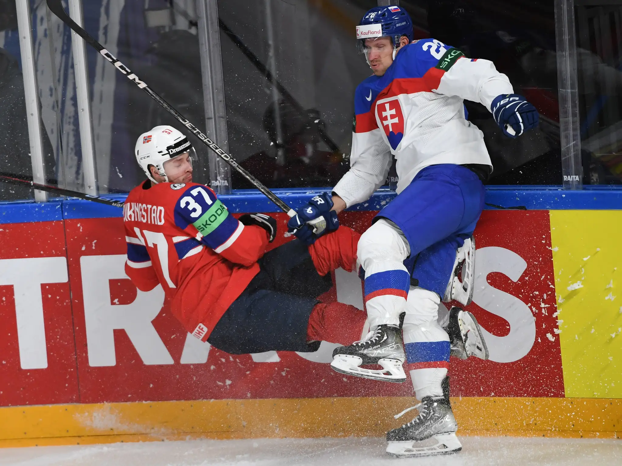 Sprava Richard Pánik (Slovensko) a Markus Vikingstad (Nórsko) v zápase na MS 2023.