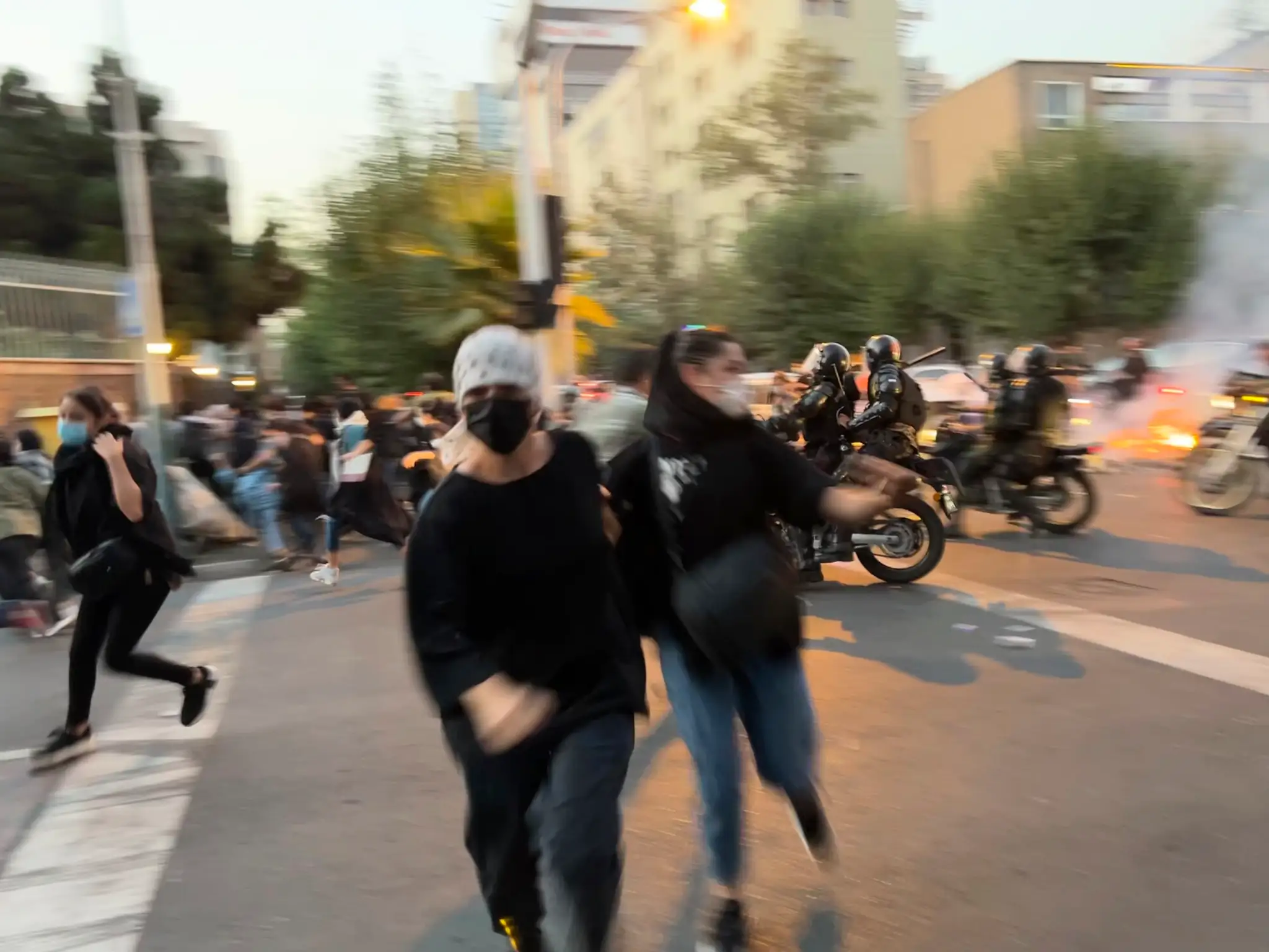 Protest proti úmrtiu mladej Iránky Mahsá Amíníovej.