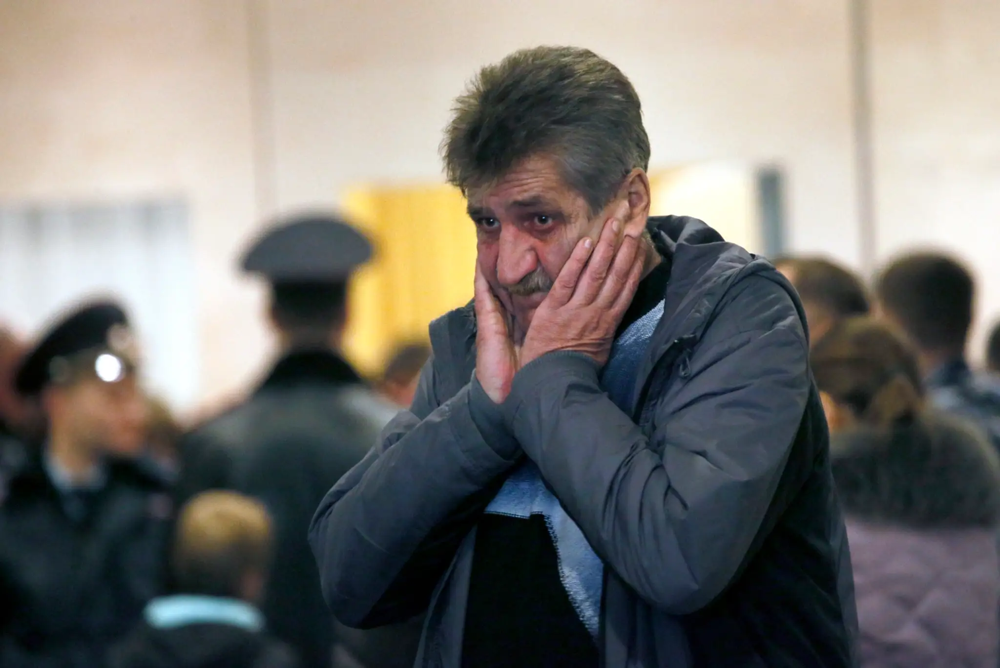 Smútok príbuzných obetí pádu airbusu na letisku v Petrohrade.