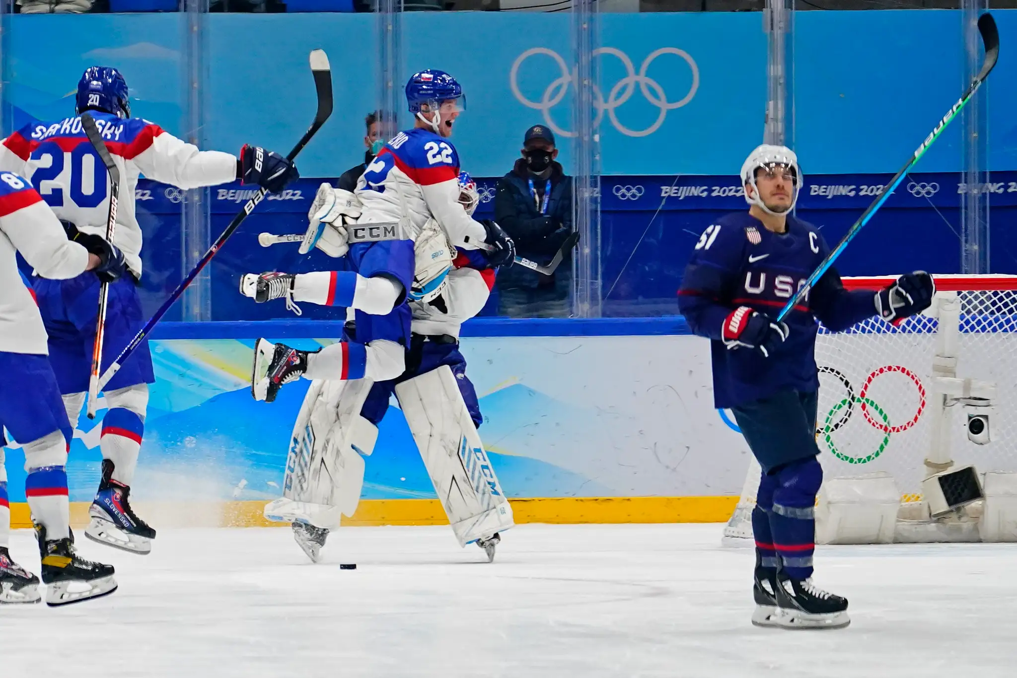 Hráči Slovenska sa tešia z postupu do semifinále po víťazstve vo štvrťfinále ZOH 2022 nad USA.