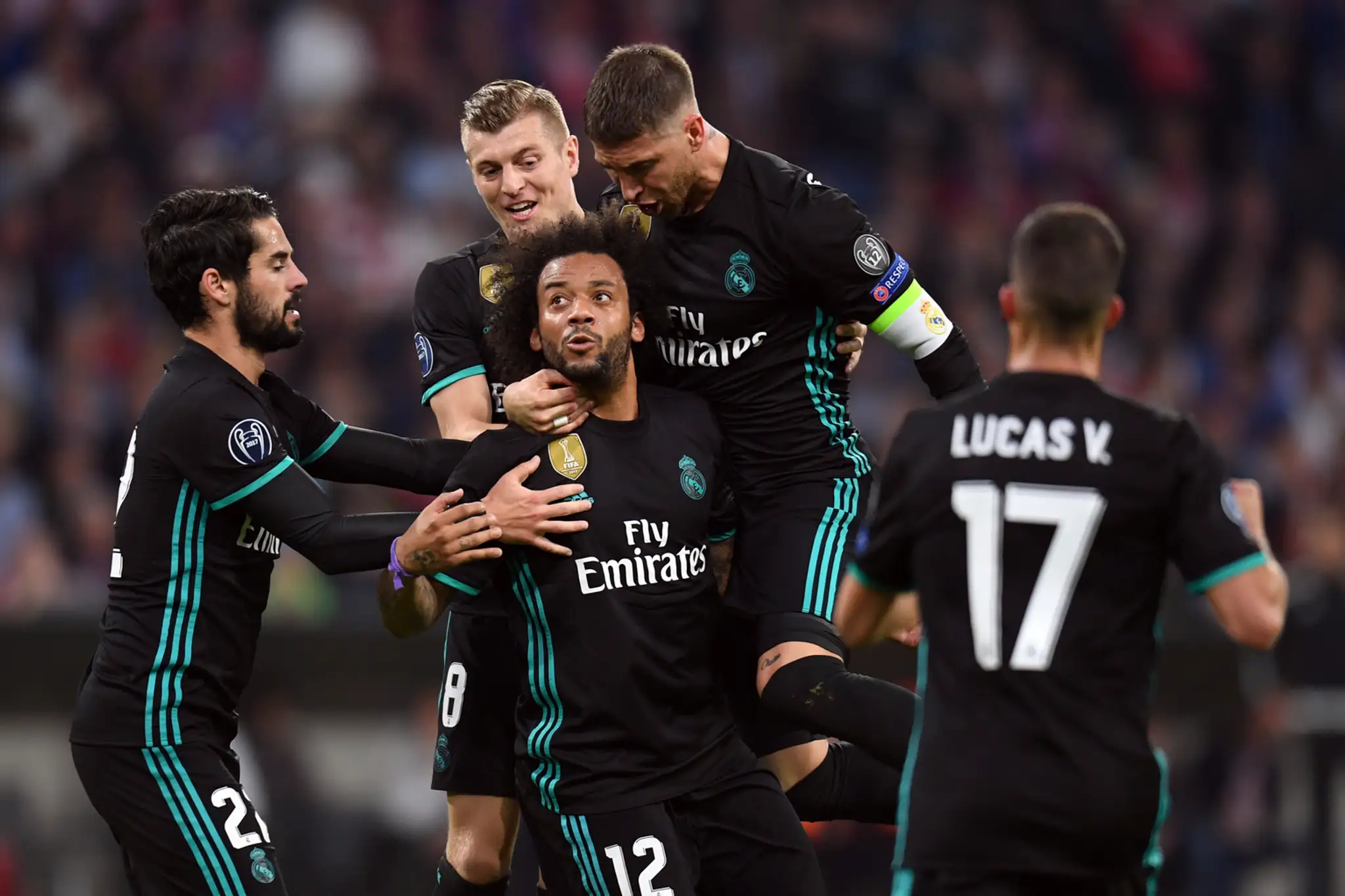 Marcelo (v strede) prijíma gratulácie od spoluhráčov z Realu po góle v prvom semifinále LM proti Bayernu.