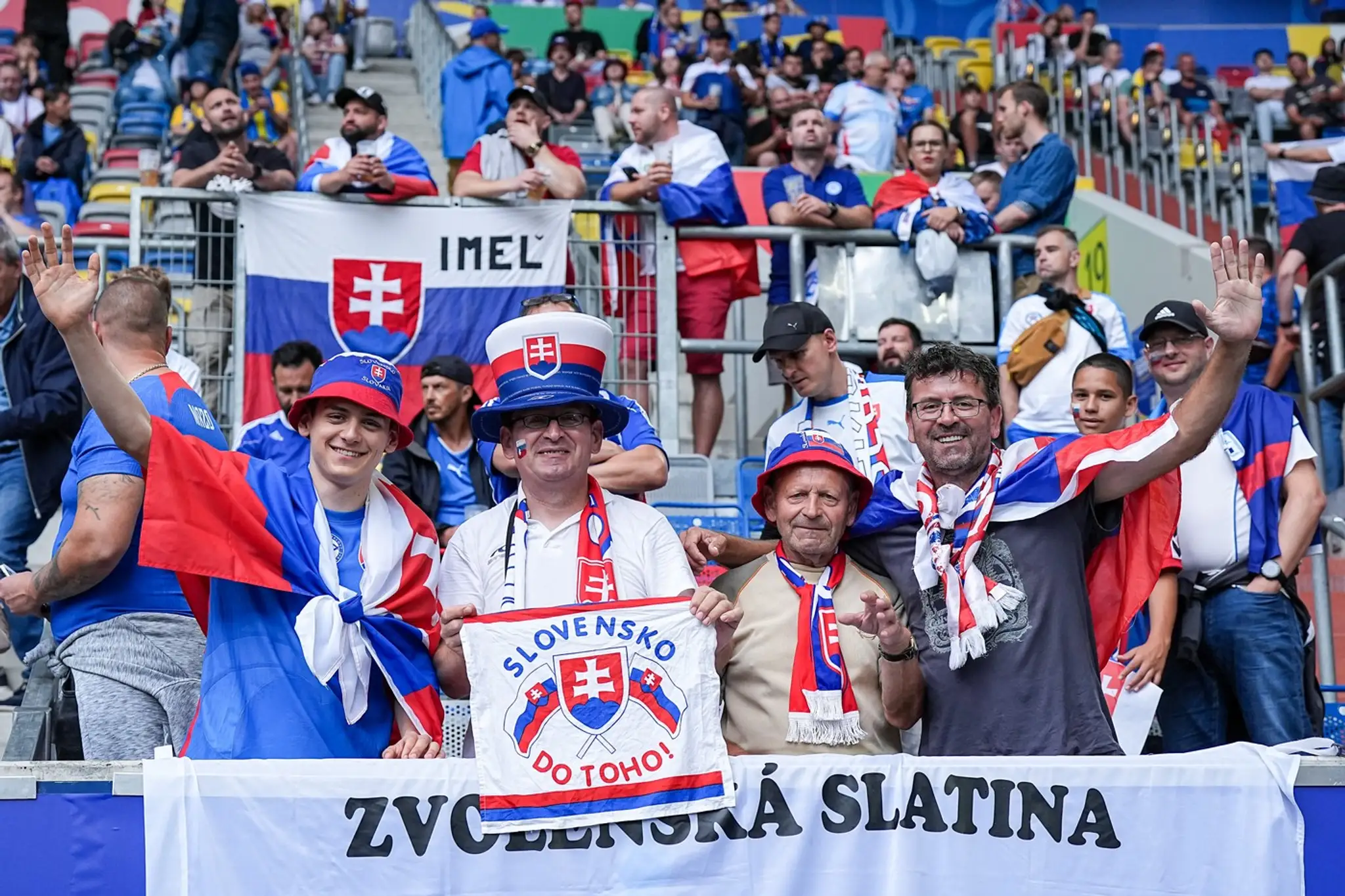 Slovenskí fanúšikovia počas zápasu proti Ukrajine.