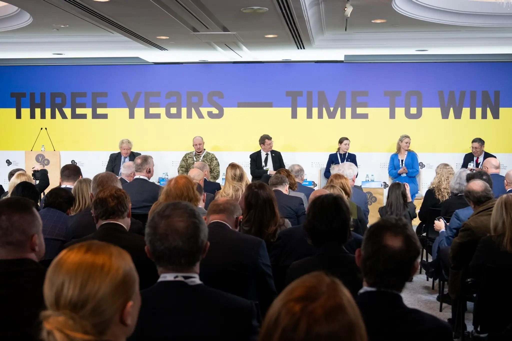 Dánsky minister Troels Lund Poulsen spolu s bývalým premiérom Spojeného kráľovstva Borisom Johnsonom počas Jaltskej bezpečnostnej konferencie pri príležitosti 3. výročia začiatku vojny na Ukrajine.