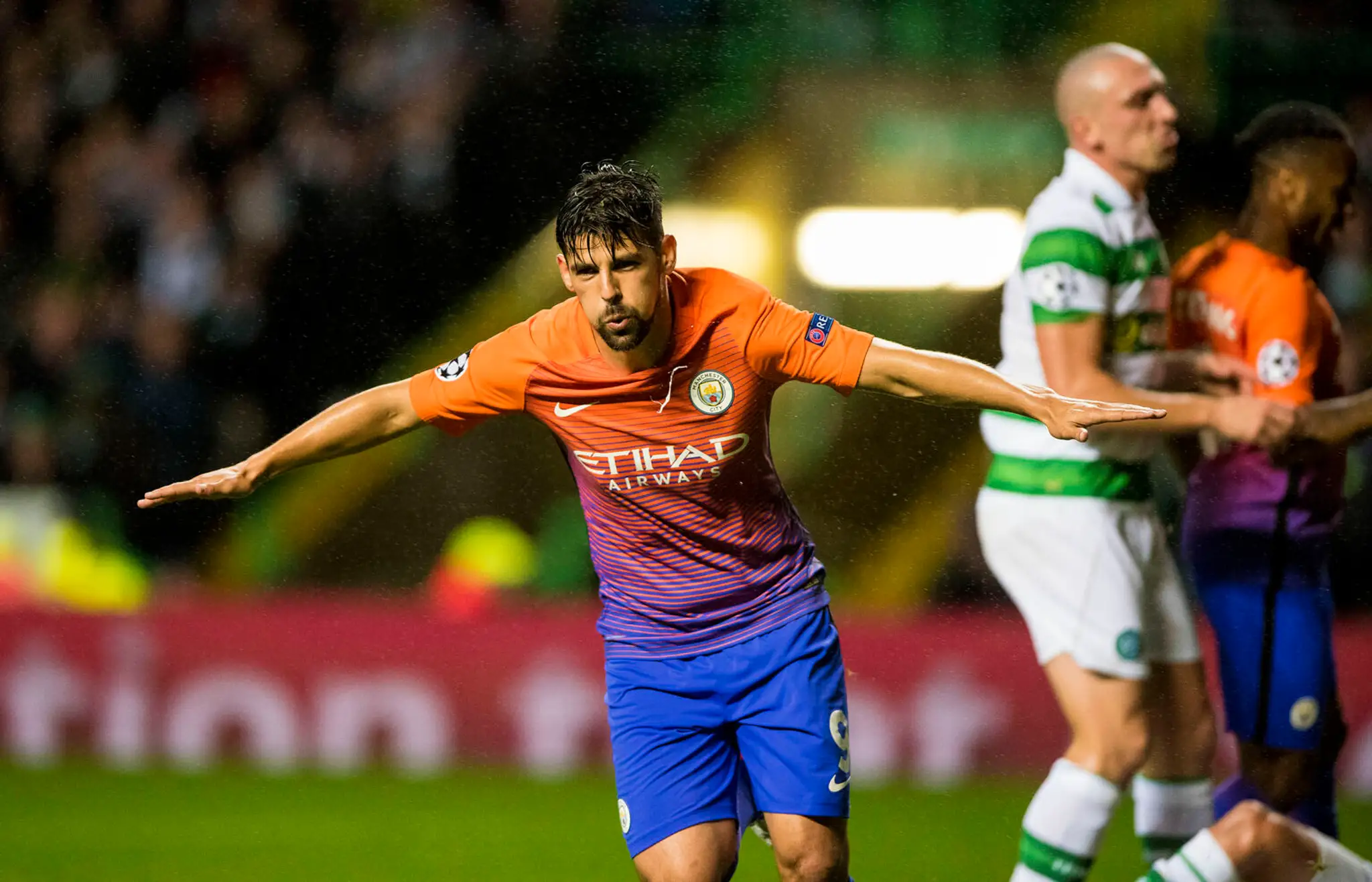 Zakončovateľ Manchestru City Nolito sa raduje z gólu proti Celticu Glasgow v dueli LM.
