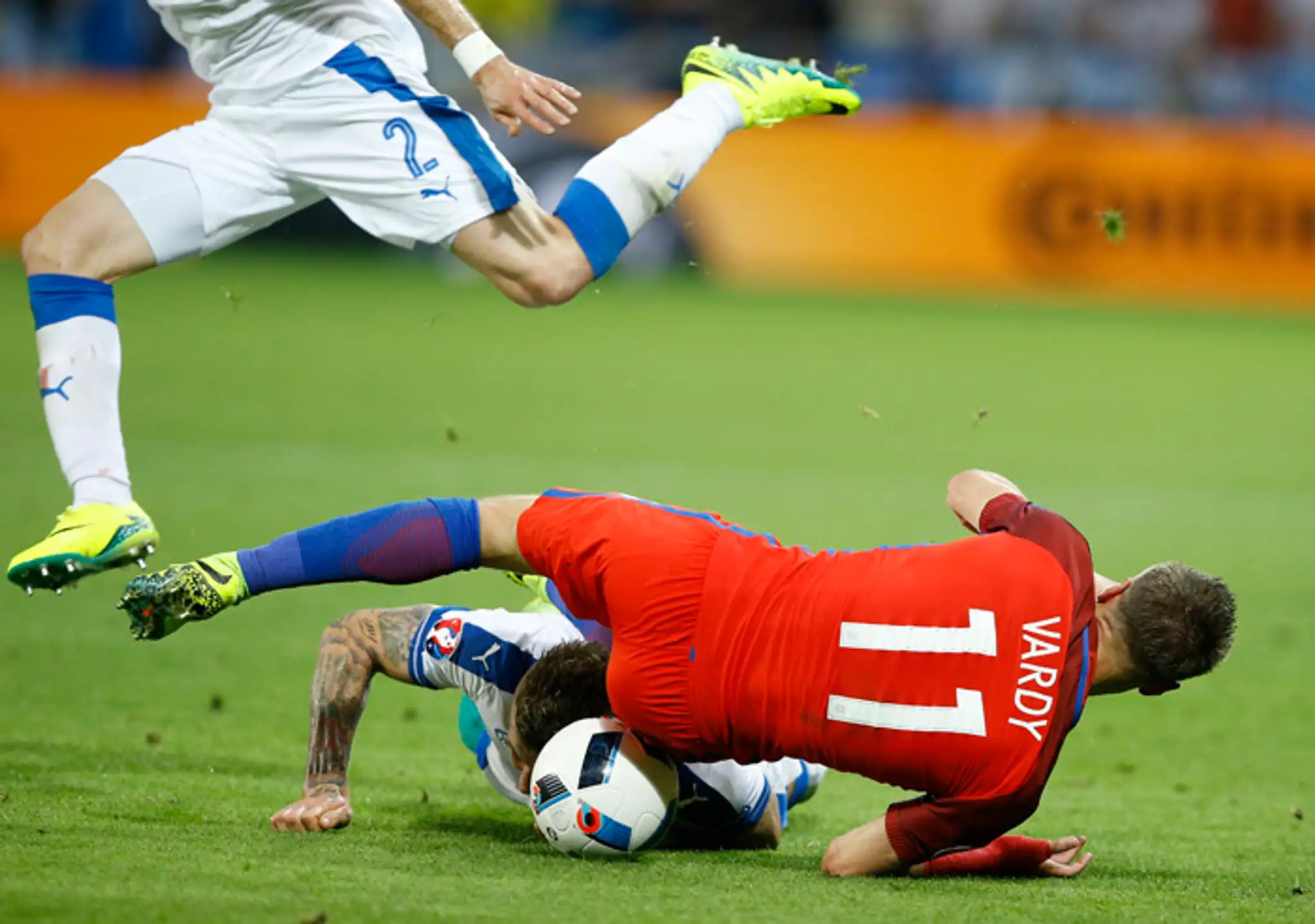 Jamie Vardy po páde medzi dvomi slovenskými hráčmi.