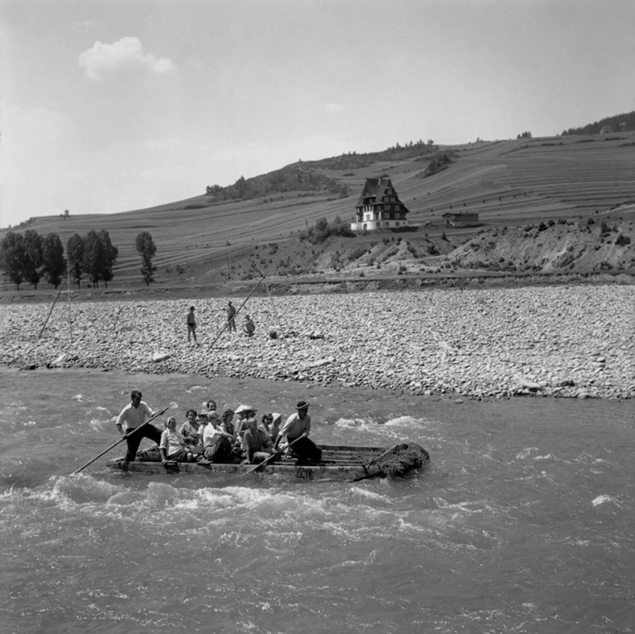 Turistov lákala aj plavba na pltiach po Dunajci. (27. augusta 1963)
