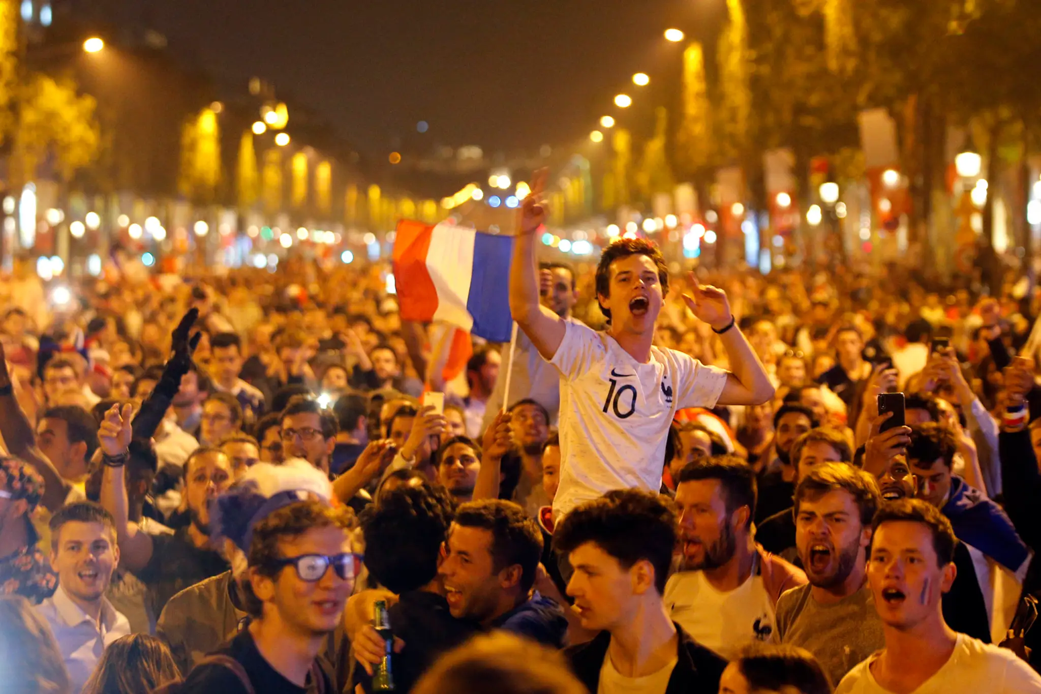 Nadšení priaznivci oslavujú postup francúzského tímu do finále MS 2018.