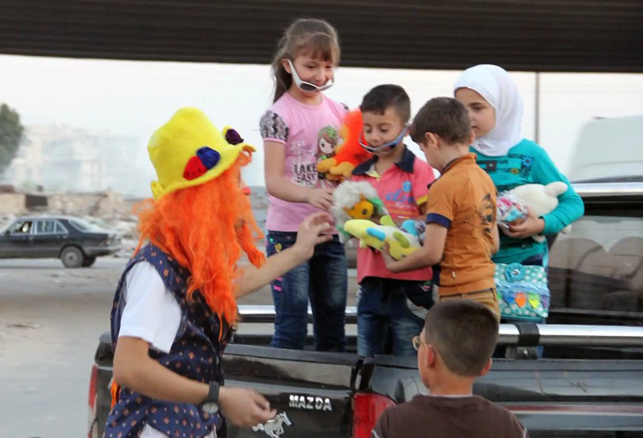 Zabával deti v ťažko skúšanom meste Aleppo.