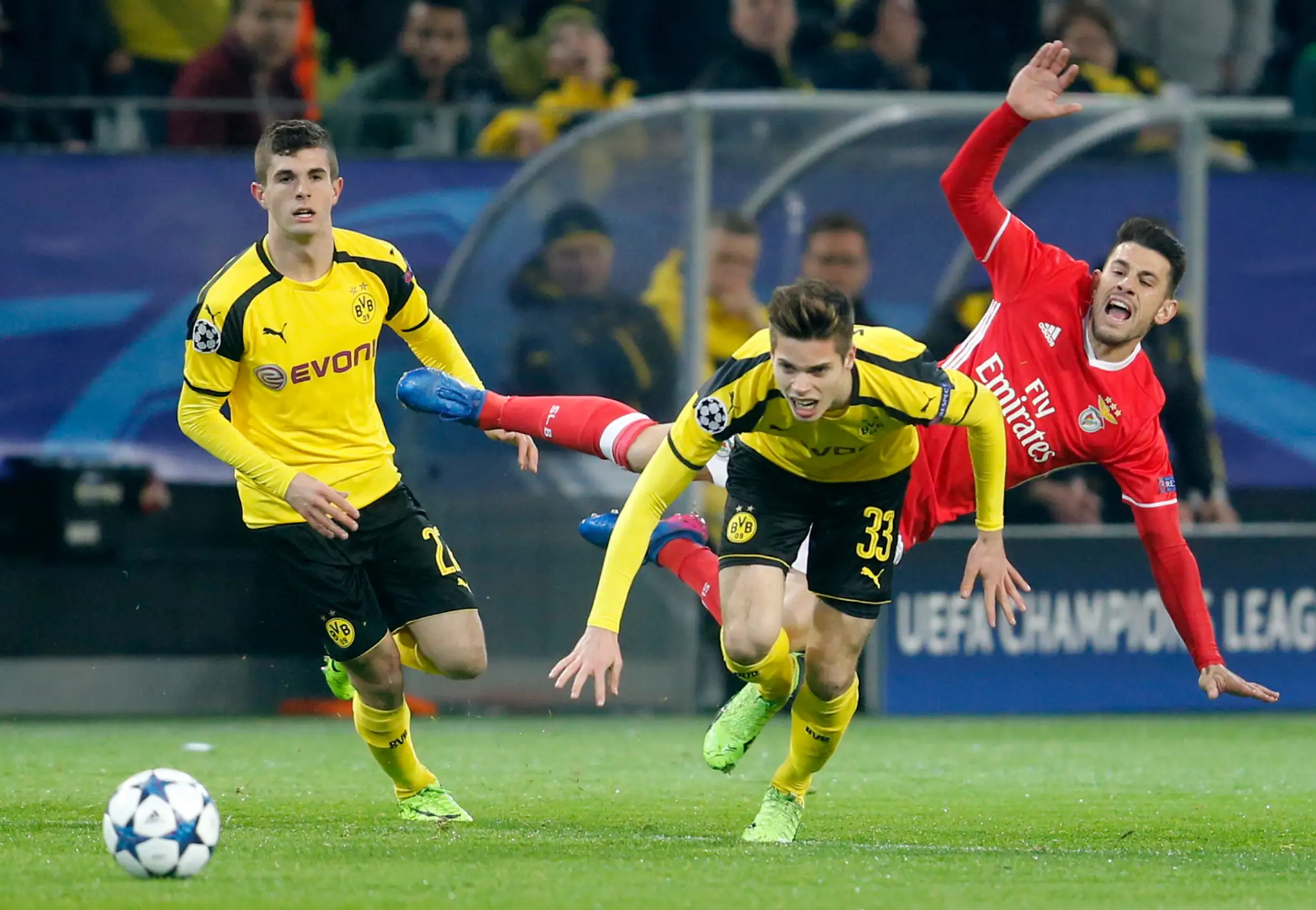 Pizzi z Benficy (vpravo) bojuje o loptu s dvojicou z Dortmundu Christian Pulišič (vľavo) a Julian Weigl v odvete osemfinále LM.
