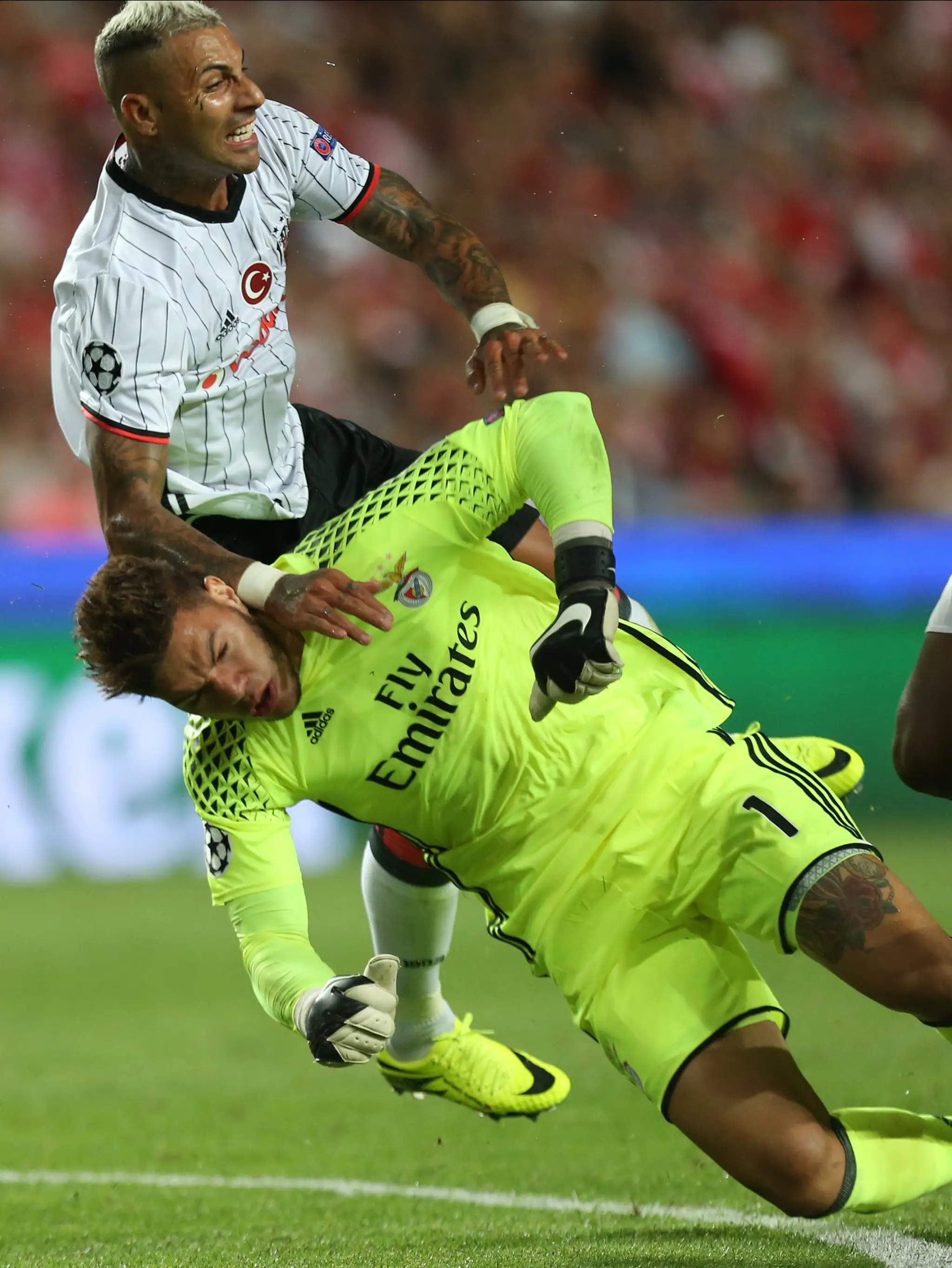Kométa Bayernu Mníchov Renato Sanches sa modlí po nástupe na trávnik v dueli LM proti FK Rostov.