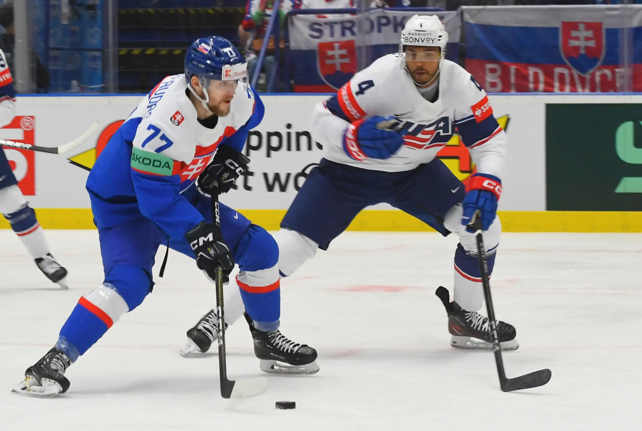 Zľava Martin Faško-Rudáš a Američan Seth Jones bojujú o puk počas zápasu na MS 2024.