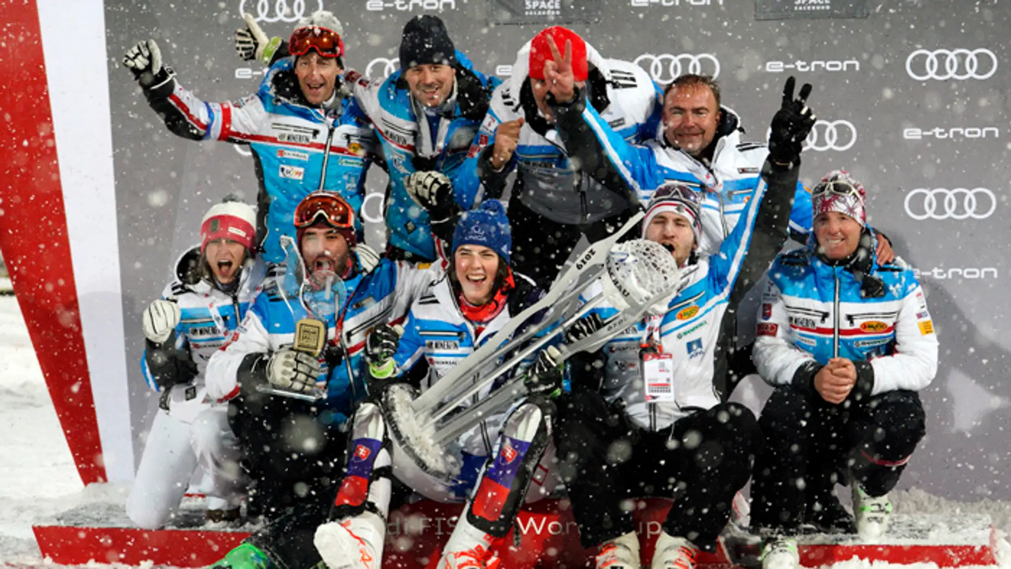 Alpská lyžiarka Mikaela Shiffrinová (vľavo) gratuluje Petre Vlhovej k víťazstvu v slalome vo Flachau.
