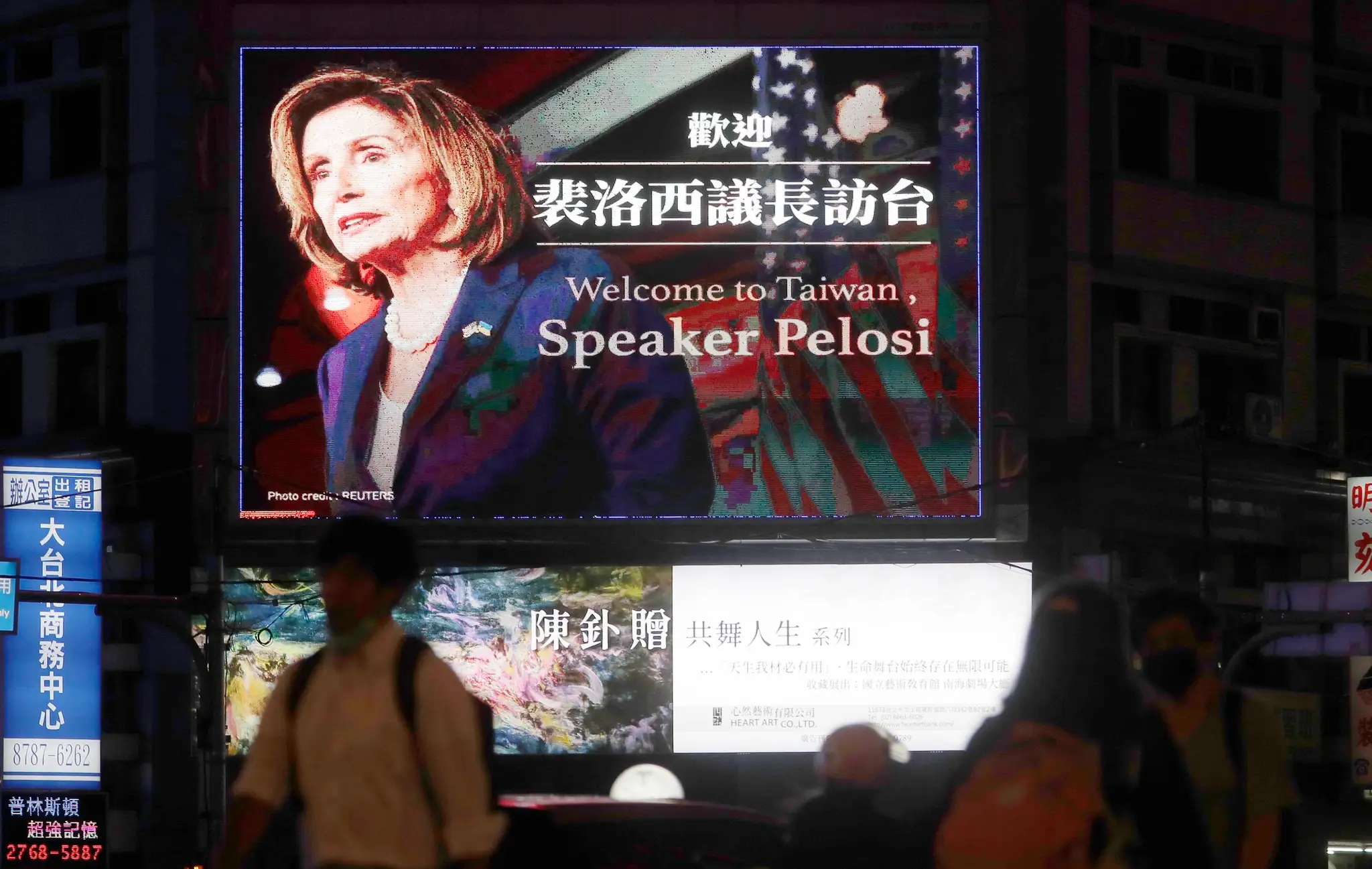 Veľkoplošná obrazovka v Tchaj-pej víta predsedníčku americkej Snemovne reprezentantov Nancy Pelosiovú.