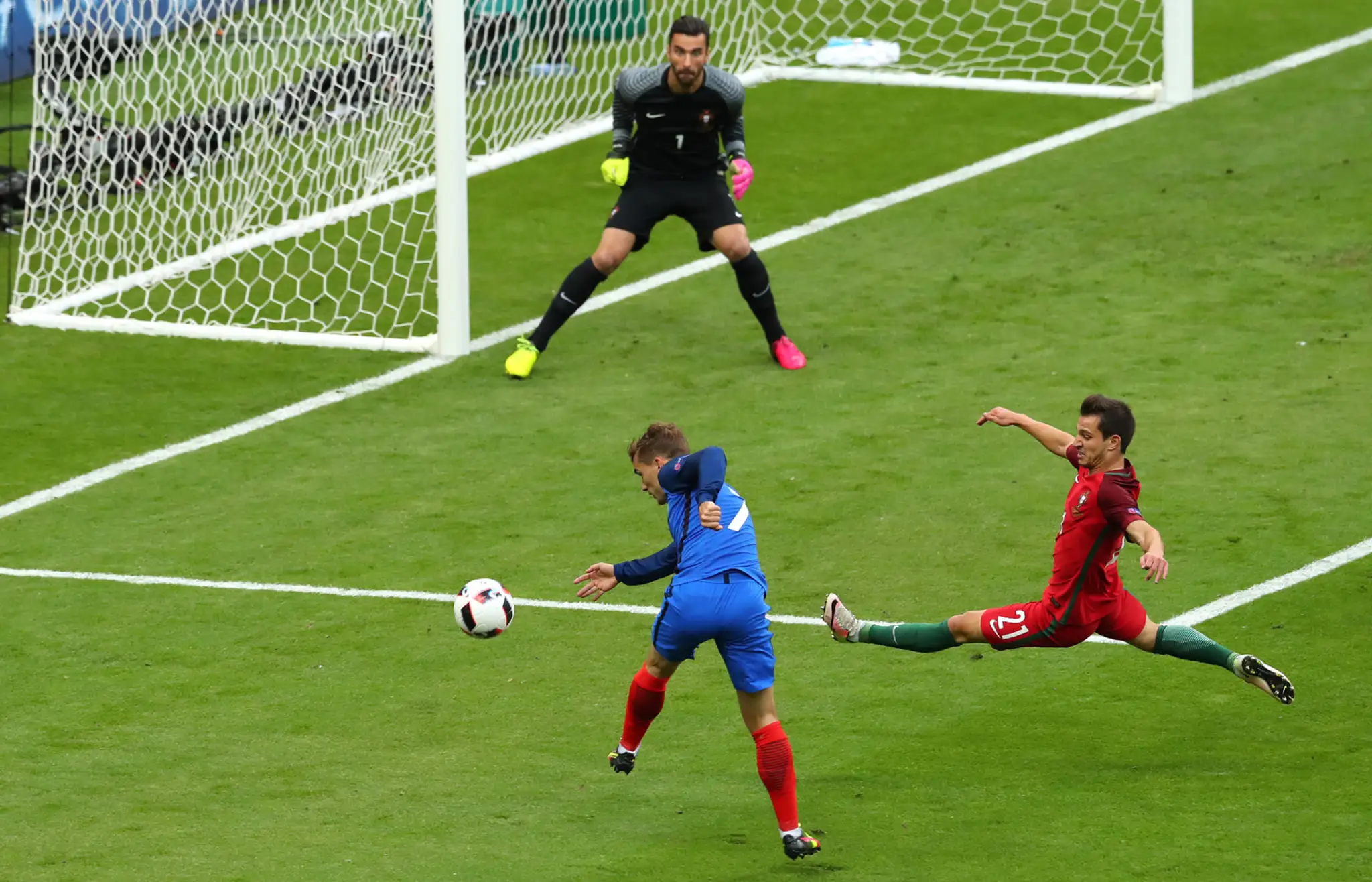 Snajper Francúzska Antoine Griezmann strieľa na portugalskú bránku vo finále ME, napravo je Cedric.