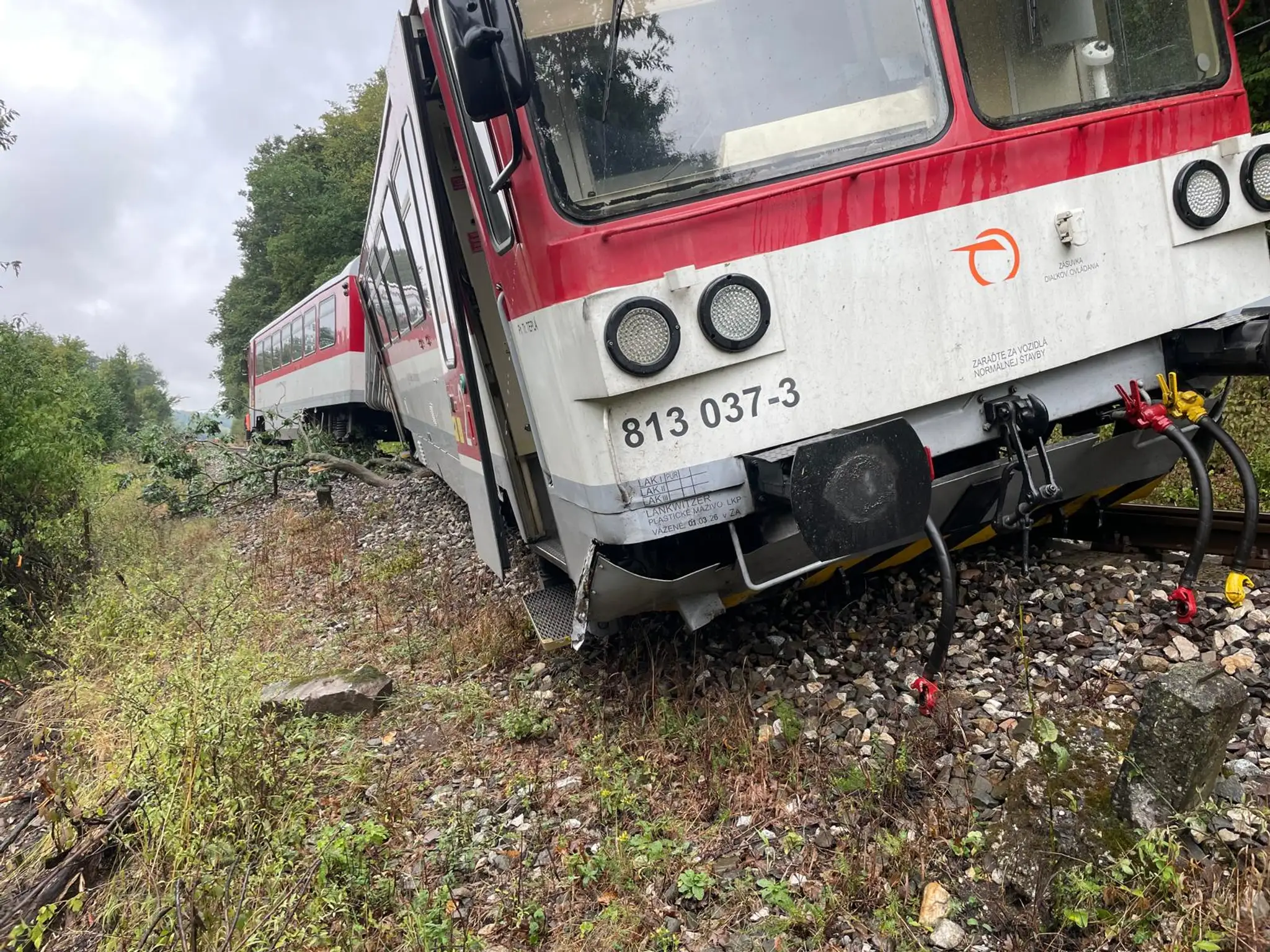Vykoľajený osobný vlak pred Ruskovcami okres Bánovce nad Bebravou (1)