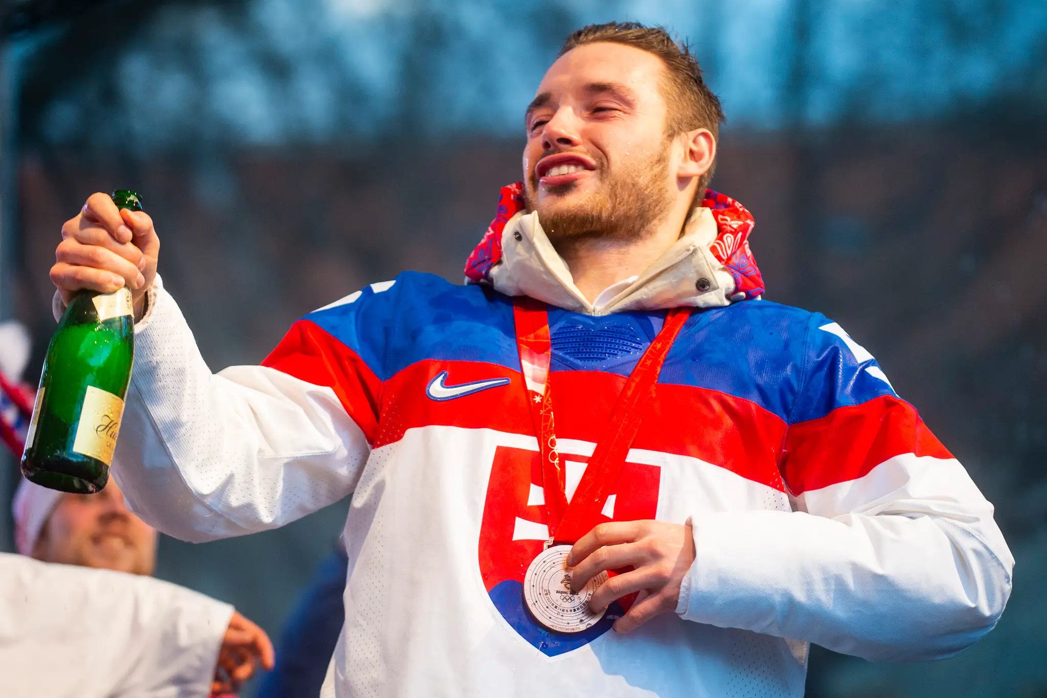 Marko Daňo počas osláv bronzu zo ZOH 2022 na Námestí SNP v Bratislave.
