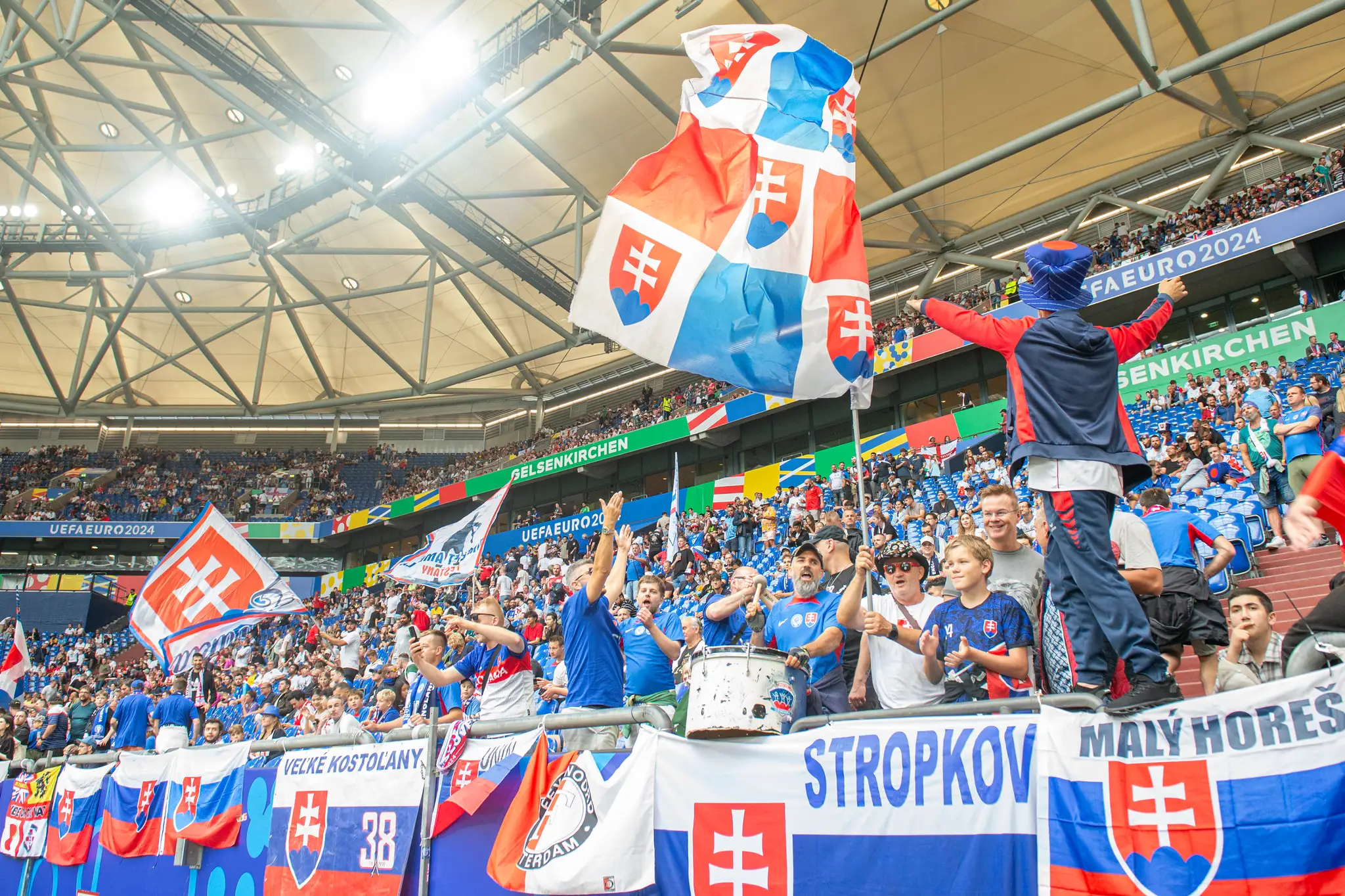 Slovenskí fanúšikovia povzbudzujú pred osemfinále ME 2024 proti Anglicku.