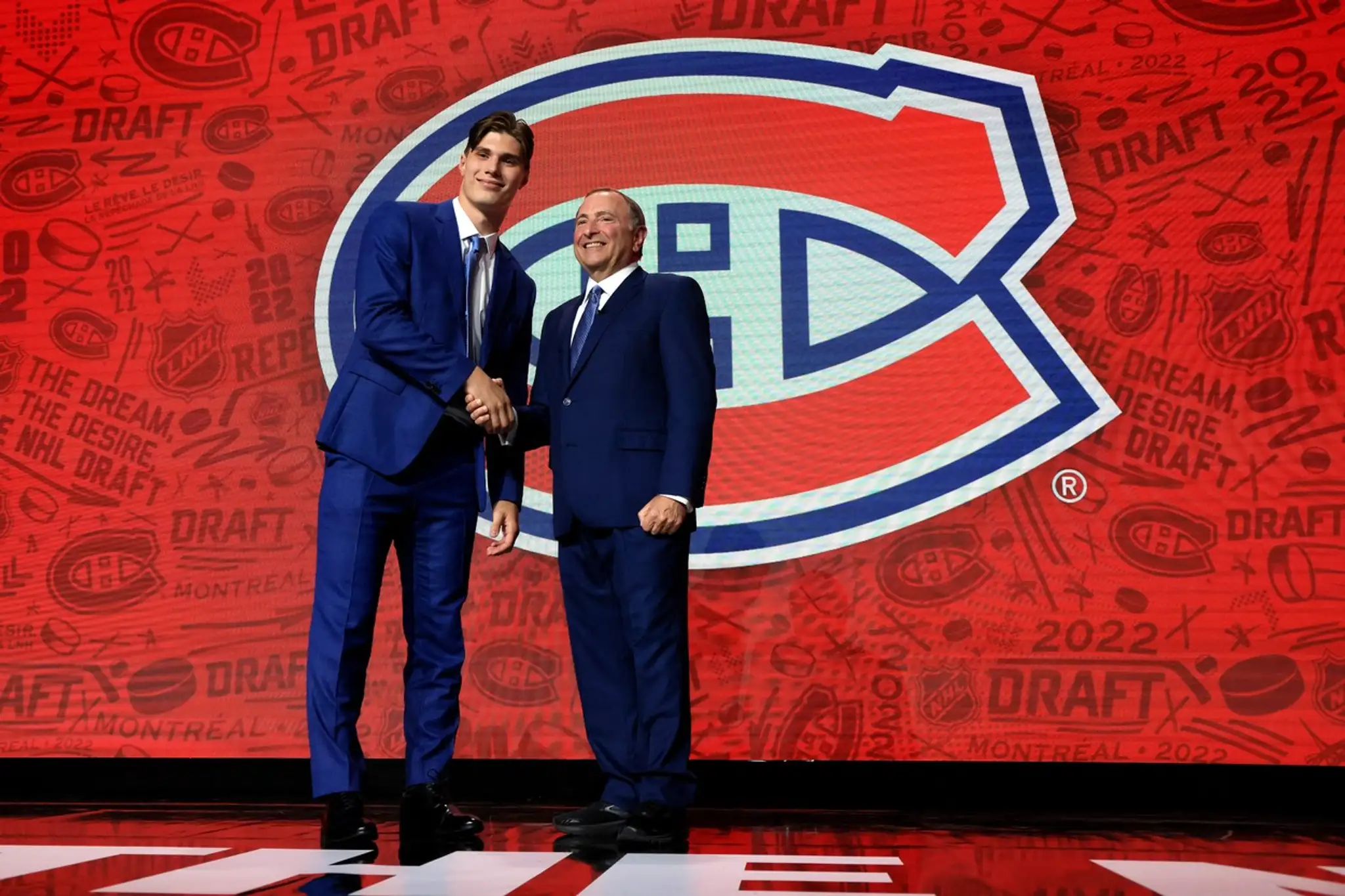 Juraj Slafkovský prijíma gratuláciu od komisára NHL Garyho Bettmana.