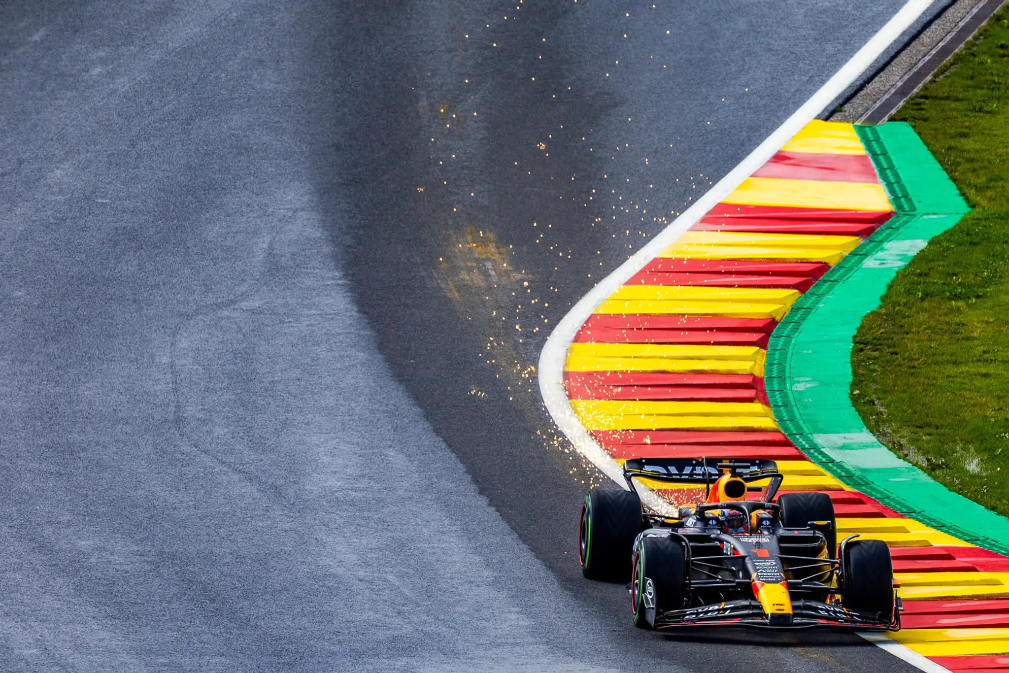 Max Verstappen na Red Bulle na trati.
