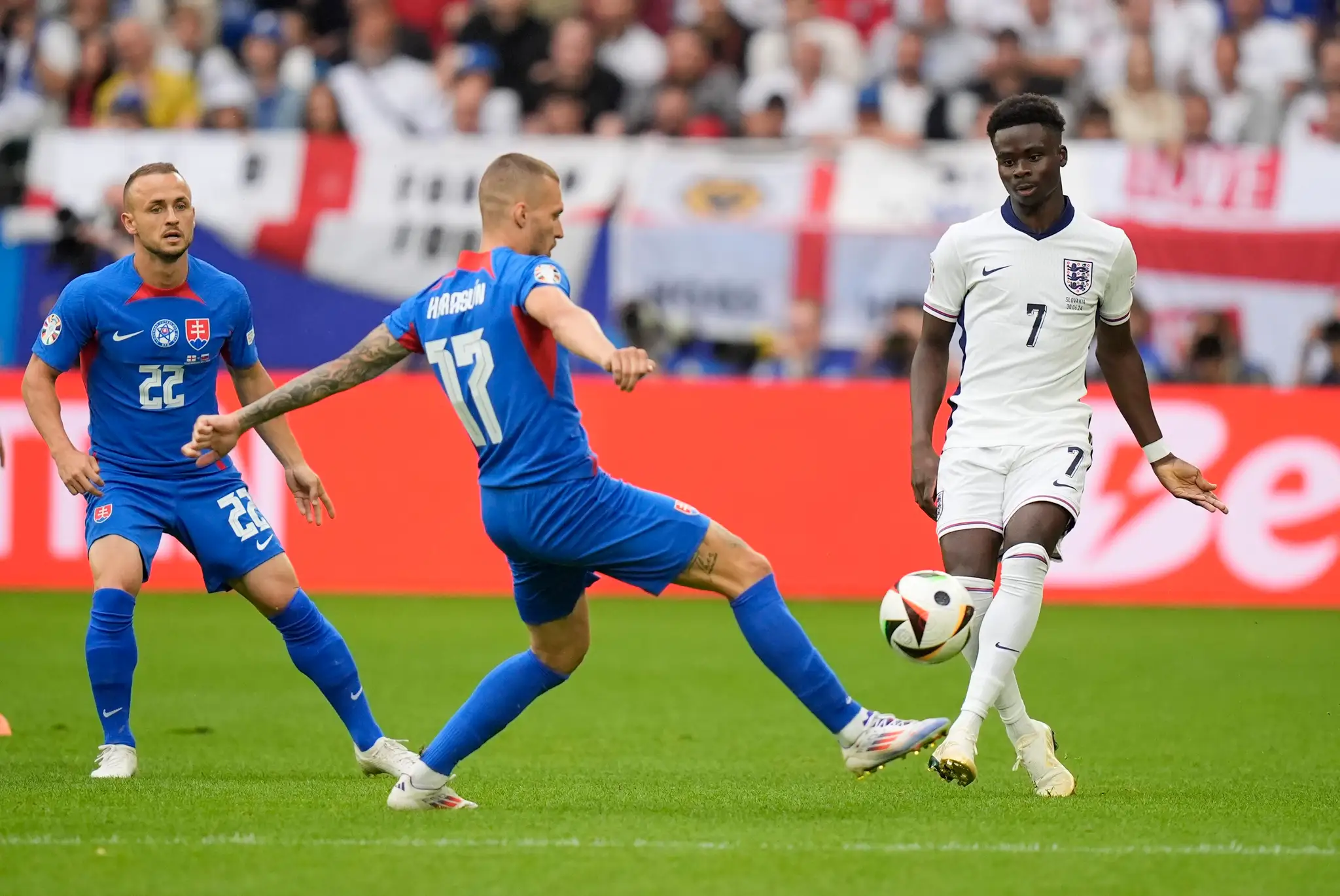Sprava Angličan Bukayo Saka v súboji s Lukášom Haraslínom v osemfinále ME 2024.