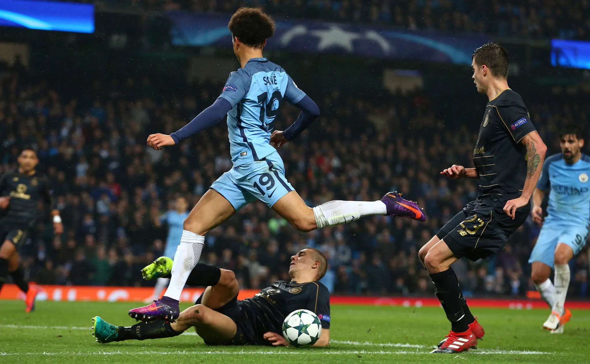 Leroy Sané z Man City (v bledom) sa snaží preniknúť cez Joža Šimunoviča (na zemi) zo Celticu v dueli LM.