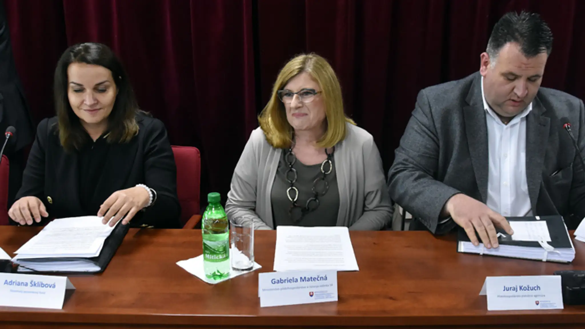 Na archívnej snímke Adriana Šklíbová, Gabriela Matečná a Juraj Kožuch.