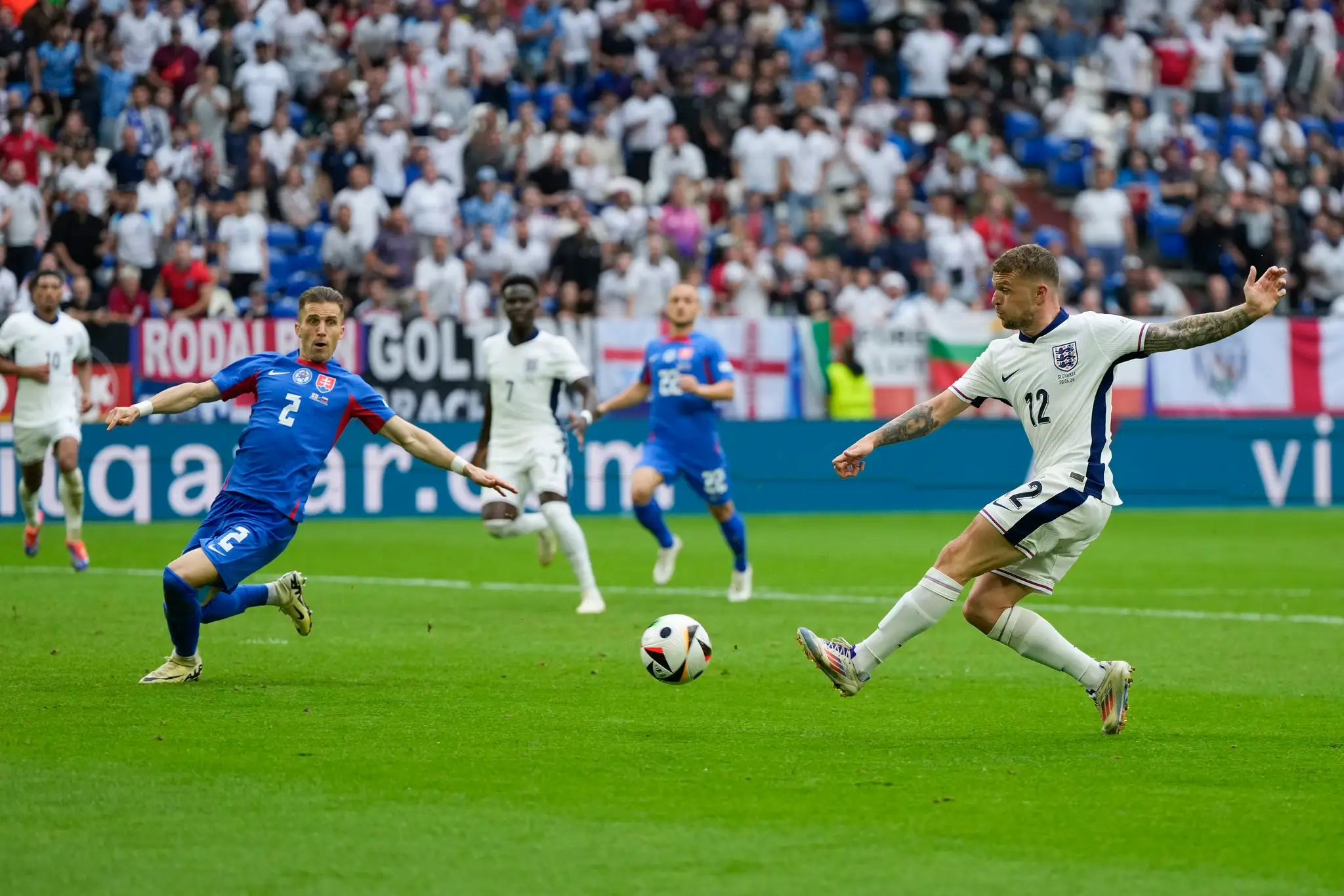 Sprava Angličan Kieran Trippier a Peter Pekarík v osemfinále ME 2024.