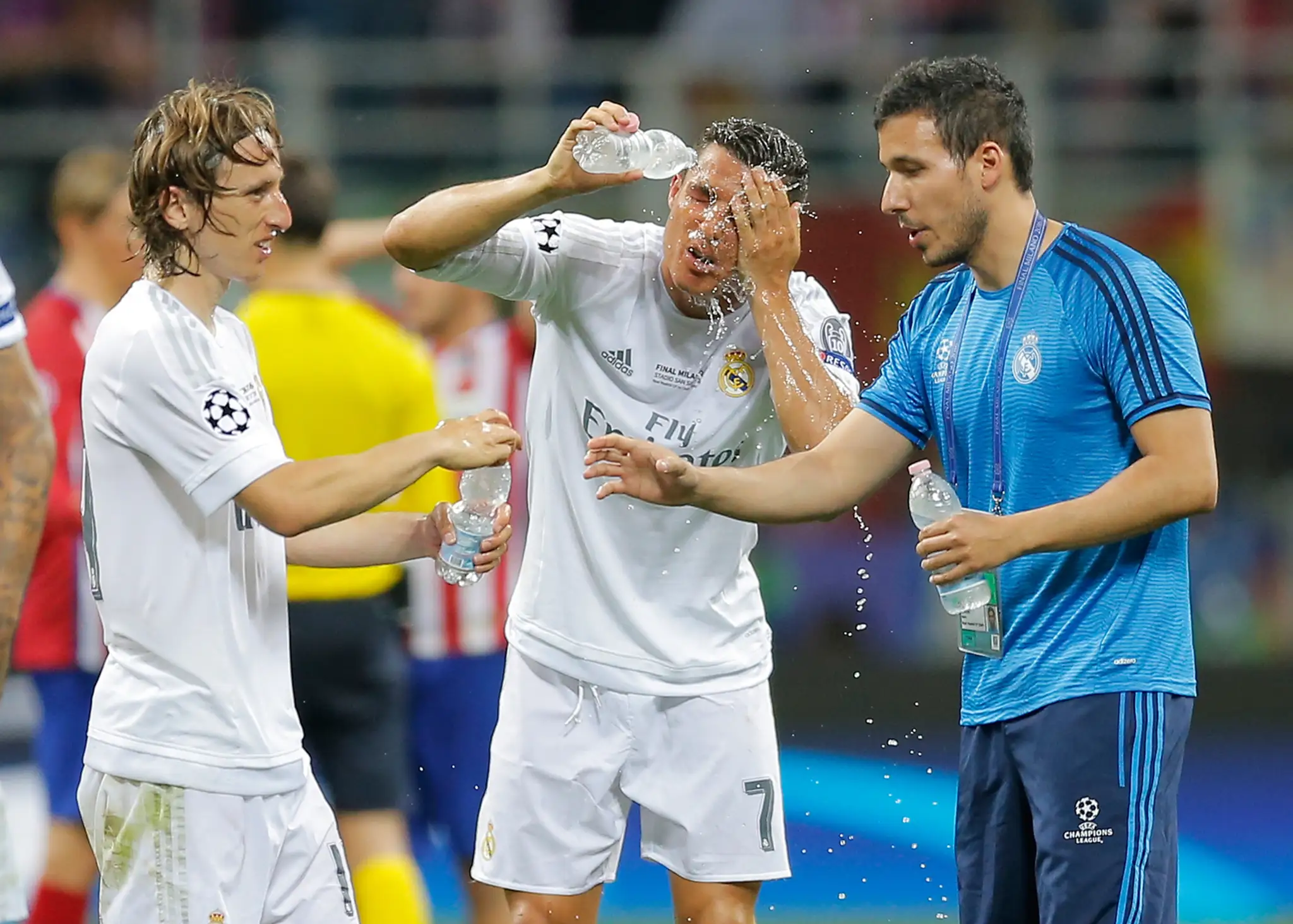 Futbalisti Realu Madrid Cristiano Ronaldo (uprostred) a Luka Modrič (vľavo) sa polievajú vodou pred začiatkom predĺženia finálov