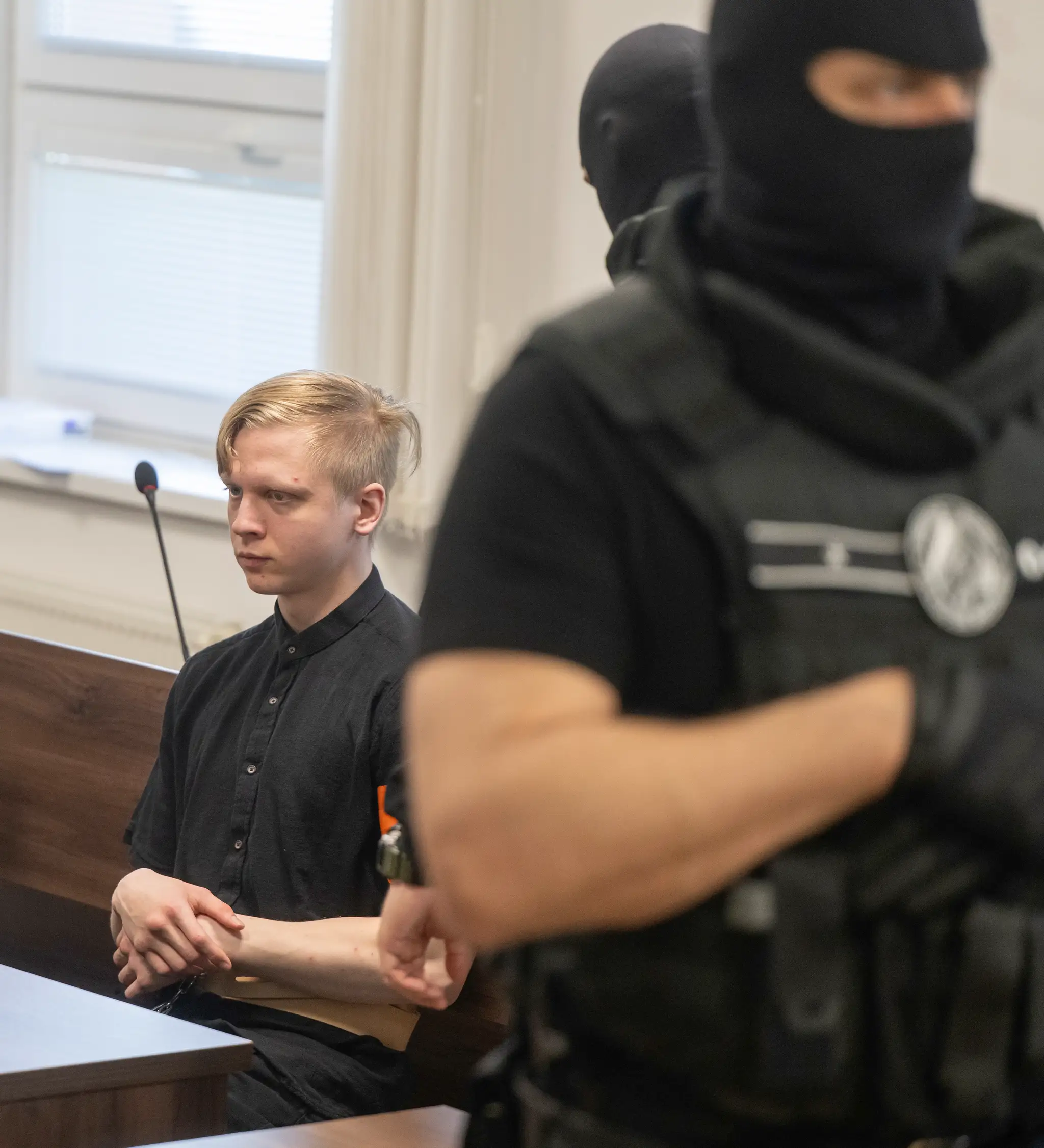 Na snímke obžalovaný Samuel S. sedí v súdnej sieni počas pojednávania vo veci vlaňajšieho útoku nožom na gymnáziu v Spišskej Starej Vsi na Špecializovanom trestnom súde